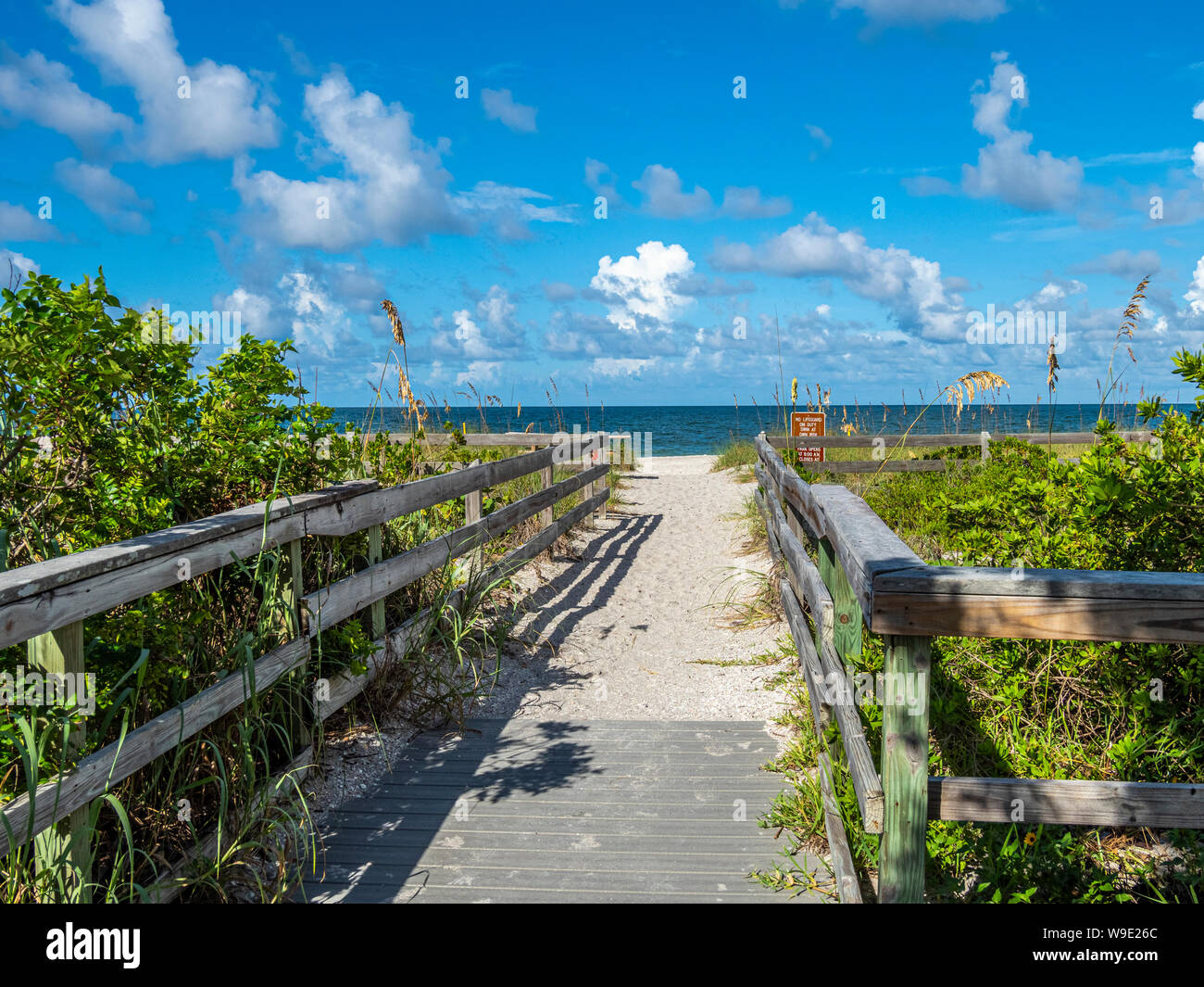 Fußweg zum Strand in Stump Pass State Park am Golf von Mexiko in Englewood im Südwesten Florida Stockfoto