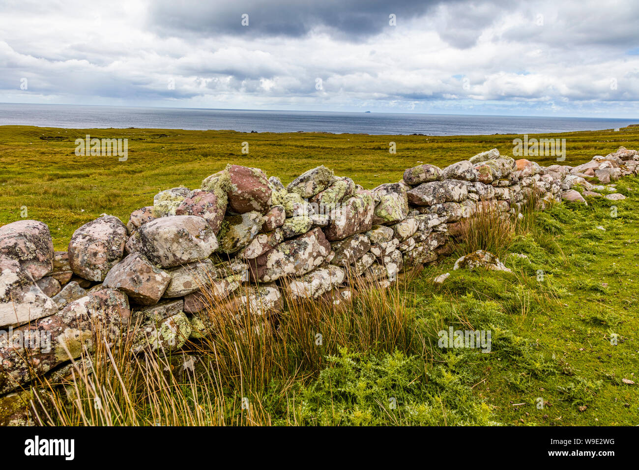 Steinmauer in Iriah Landschaft in West Irland Stockfoto