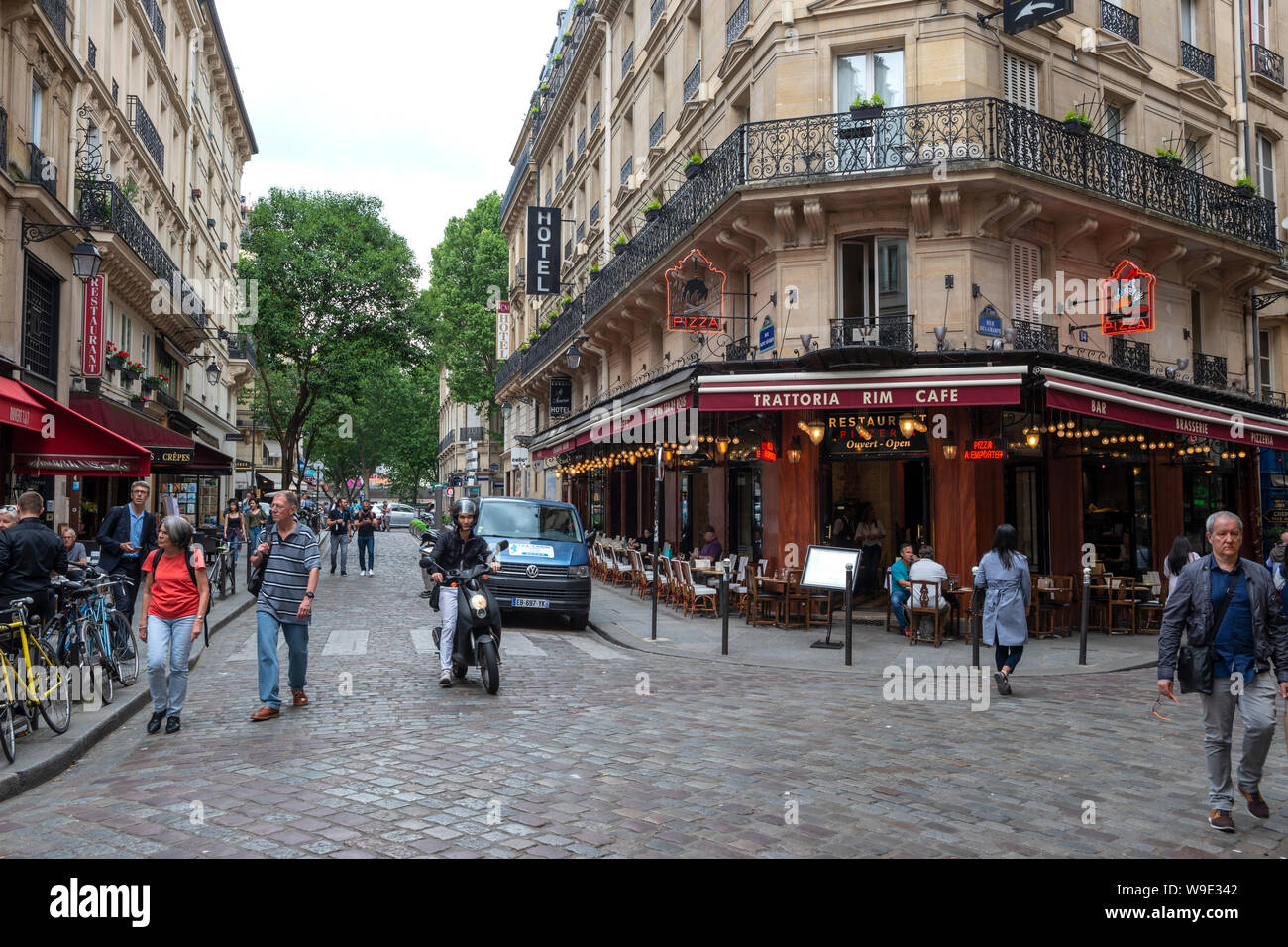 Restaurant und Cafés an der Kreuzung der Rue de la Harpe und Rue Saint-Sevérin im Quartier Latin, Paris, Frankreich Stockfoto