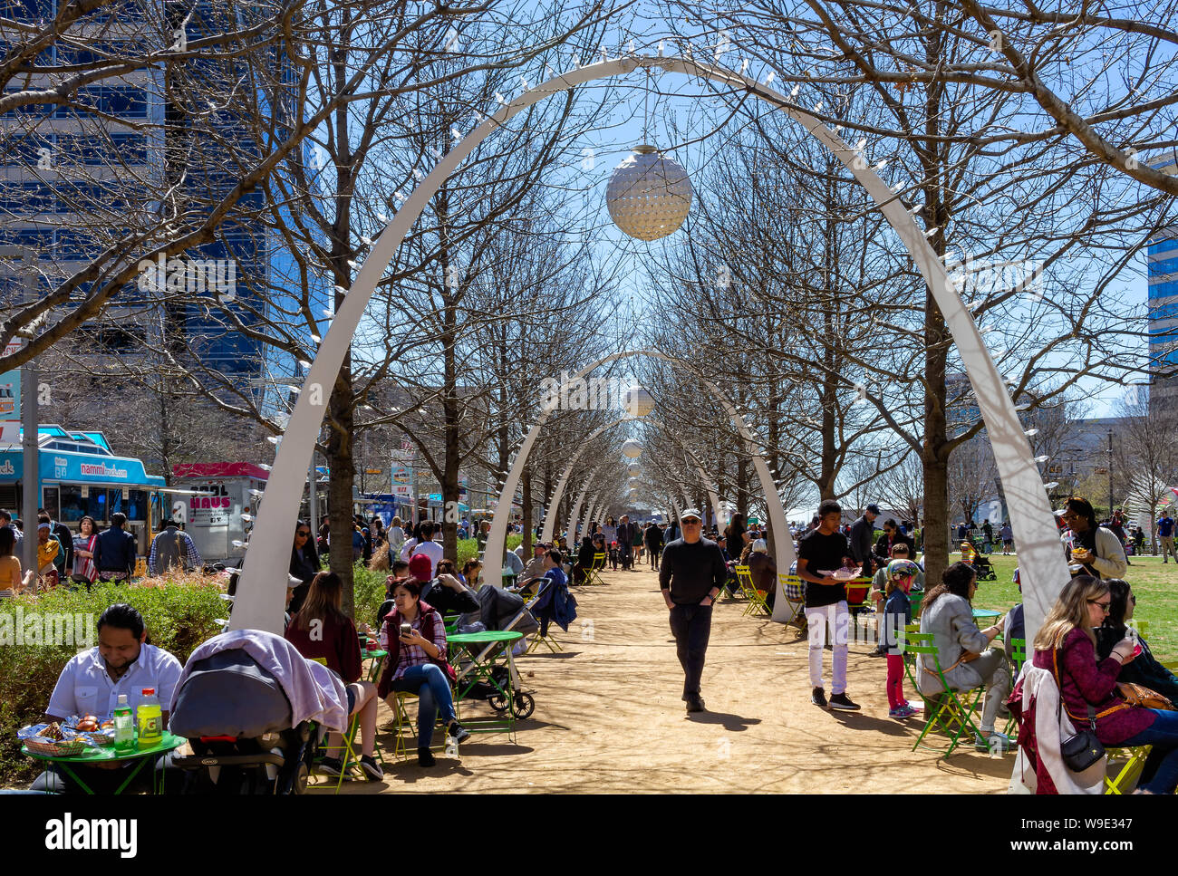 Dallas, Texas, USA - 16. März 2019: sonniger Frühlingstag in Klyde Warren Park in Dallas. Menschen essen in der foodtrucks. Stockfoto