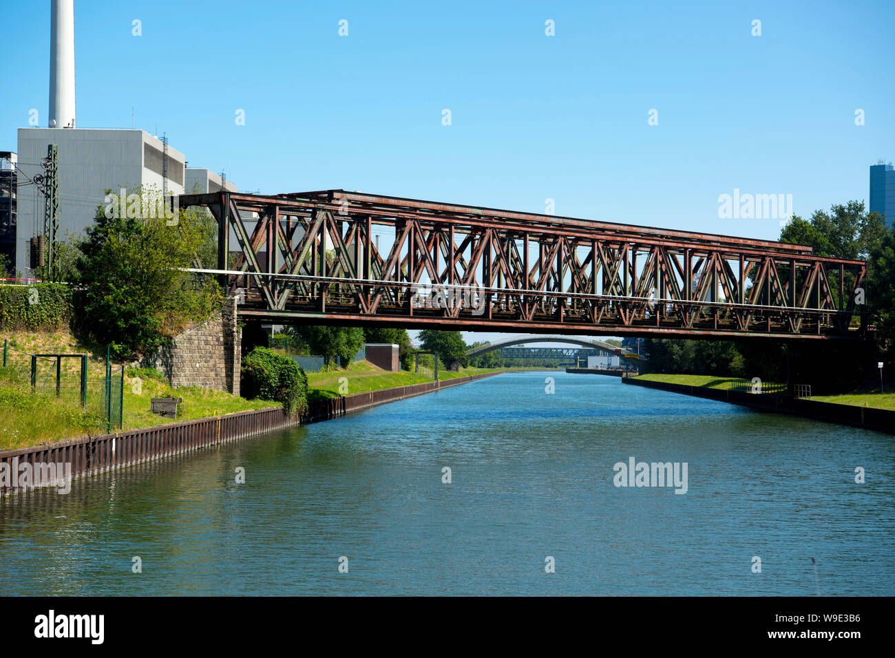 Deutschland, Ruhrgebiet, Kreis Recklinghausen, Datteln, Dortmund Ems-Kanal, Eisenbahnbrücke am Kraftwerk Datteln Stockfoto