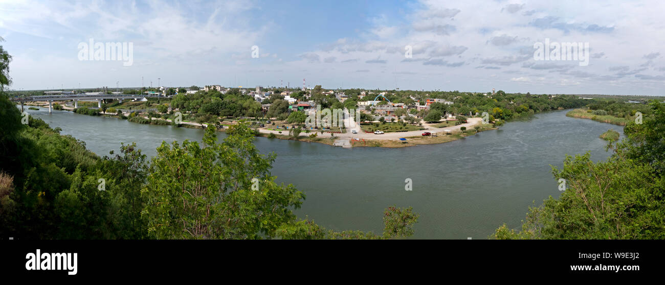 Von Roma, Texas, mit Blick auf den Rio Grande und in Ciudad Miguel Alemán, Mexiko, USA Stockfoto