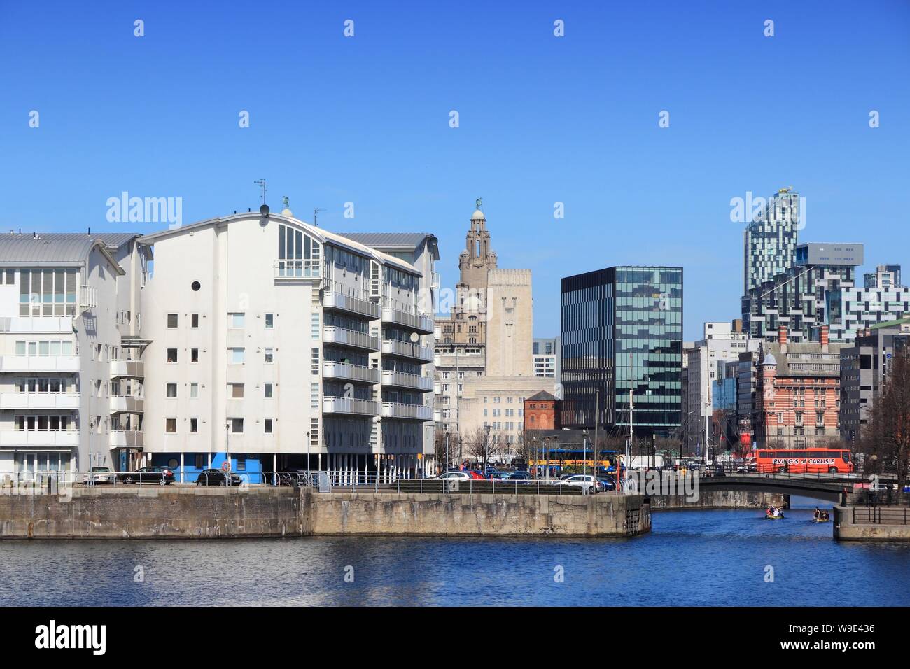 LIVERPOOL, Großbritannien - 20 April, 2013: Moderne und alte Stadt Mischungen in den Docks in Liverpool, Großbritannien. Berühmte Docks sind Teil von Liverpool UNESCO's World Heritage S Stockfoto