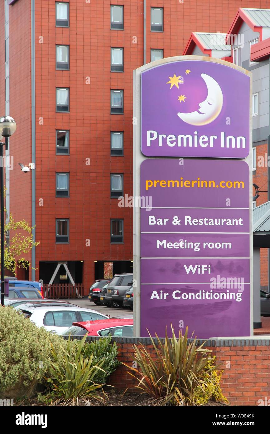 MANCHESTER, Großbritannien - 22 April, 2013: Premier Inn Hotel in Manchester, UK. Es ist die größte Hotelkette in Großbritannien mit 50.000 Zimmern in 650 Hotels. Stockfoto