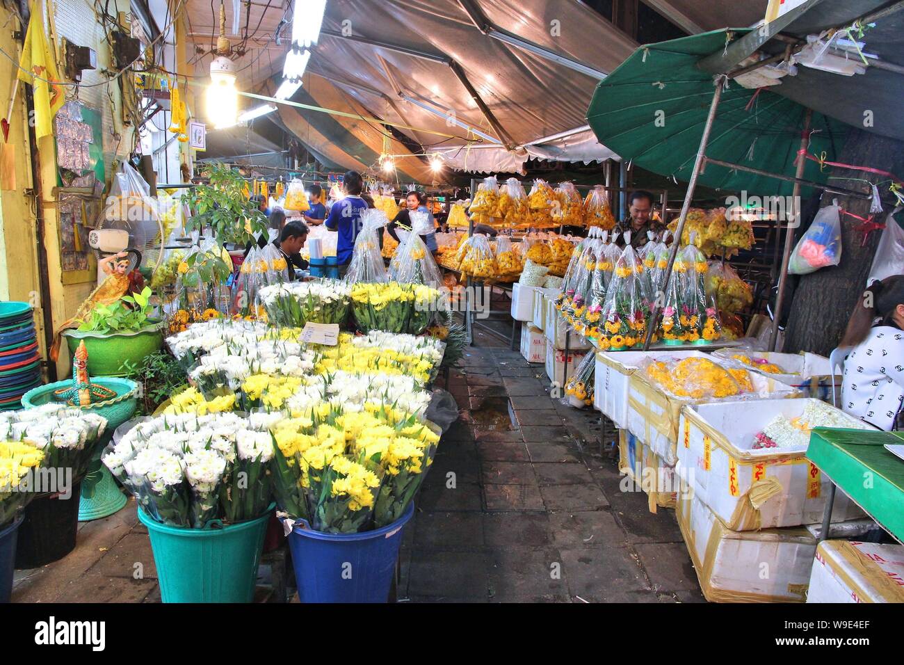 BANGKOK, THAILAND - Dezember 21, 2013: Night Flower Market in Bangkok. Blumenmarkt (Pak Khlong Talat) ist 24 Stunden geöffnet. Stockfoto