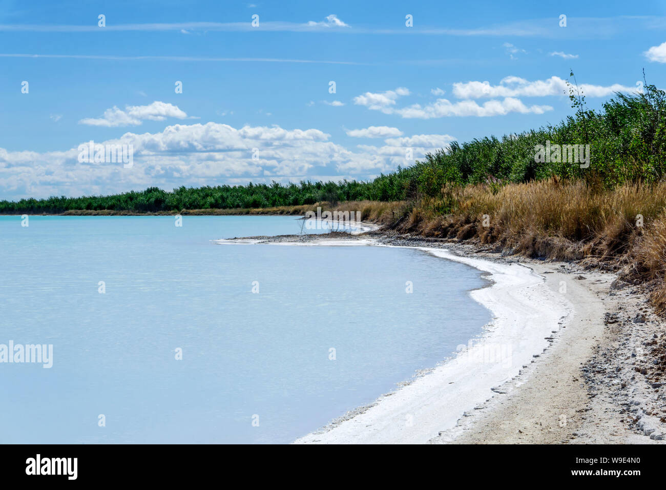 Ufer der salzigen See mit einer Kruste aus Salz entlang der Küste Stockfoto