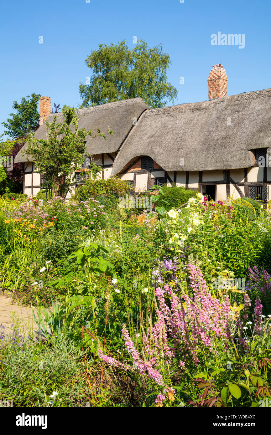 Anne Hathaway Cottage ist ein strohgedecktes Cottage in einem englischen Cottage Garten Shottery nahe Stratford upon Avon Warwickshire England GB Europa Stockfoto