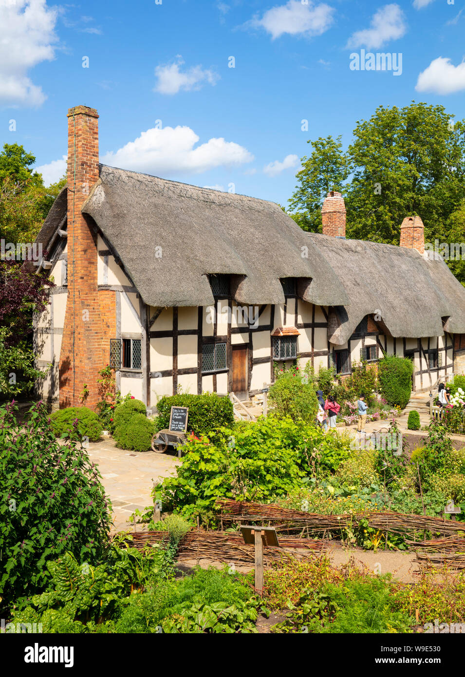 Anne Hathaway Cottage ist ein strohgedecktes Cottage in einem englischen Cottage Garten Shottery nahe Stratford upon Avon Warwickshire England GB Europa Stockfoto