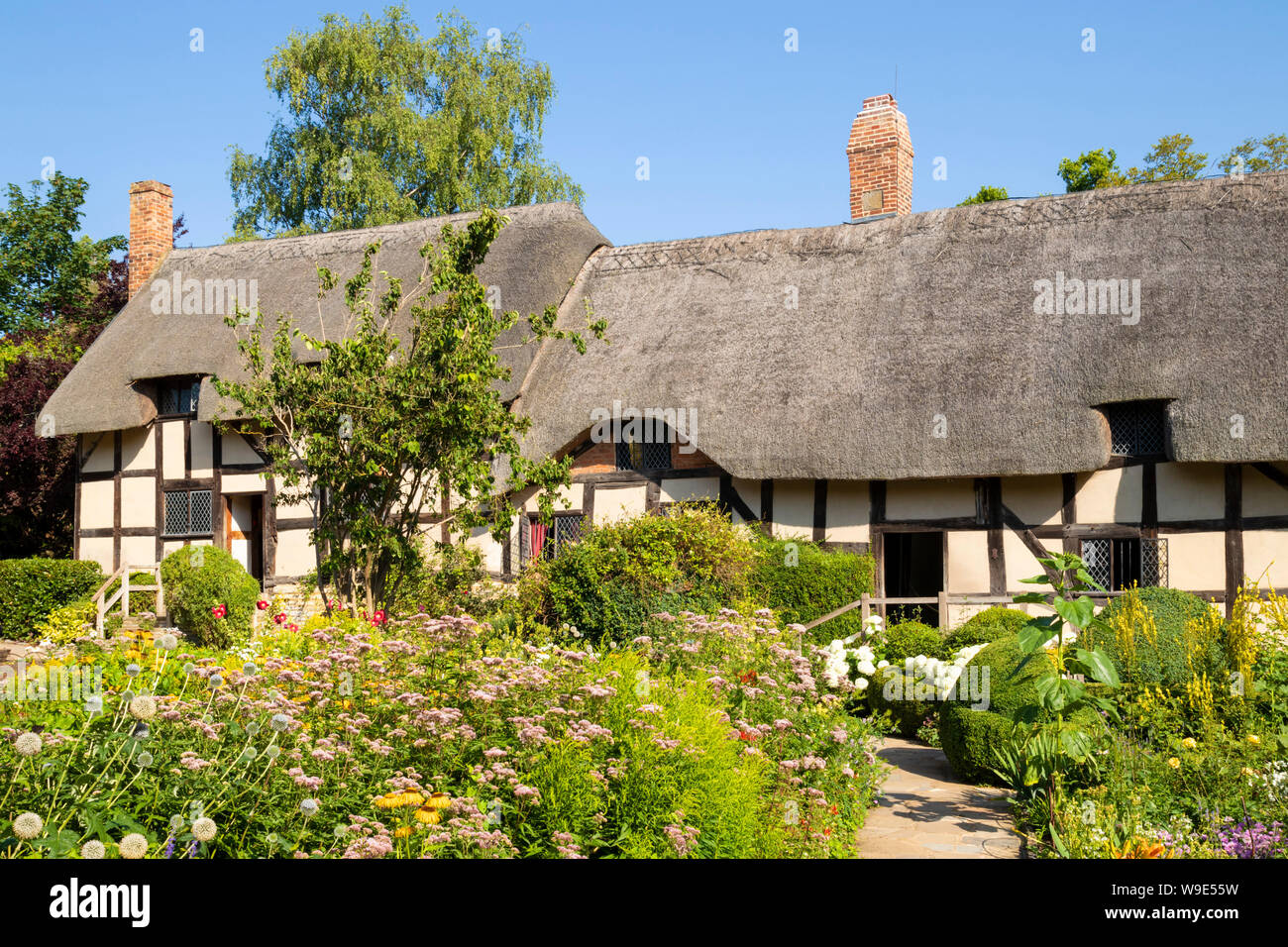 Anne Hathaway Cottage ist ein strohgedecktes Cottage in einem englischen Cottage Garten Shottery nahe Stratford upon Avon Warwickshire England GB Europa Stockfoto
