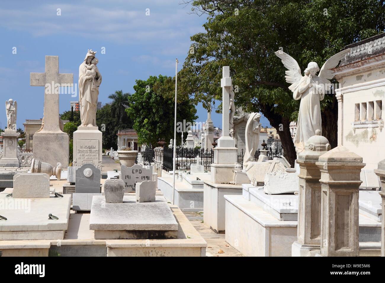 Havanna, Kuba - Februar 24, 2011: Gräber am Columbus Friedhof (Nekropole Cristobal Colon) in Havanna. Der Friedhof hat mehr als 800.000 Gräber. Stockfoto
