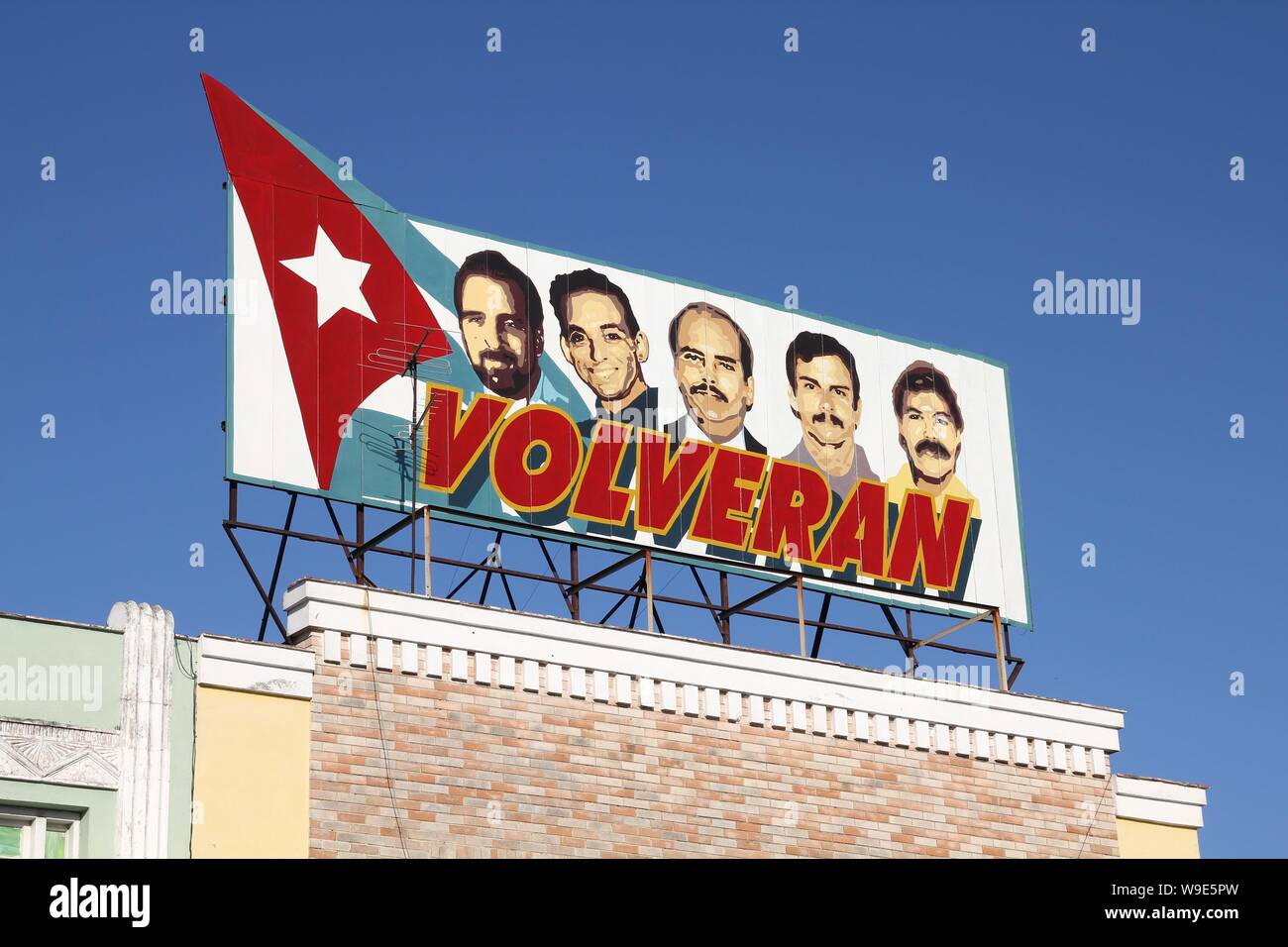 CIENFUEGOS, Kuba - Februar 3, 2011: Propaganda Anschlagtafel in der Straße in Cienfuegos, Kuba. Das Plakat zeigt fünf Kubaner von den USA festgenommen. Cub Stockfoto
