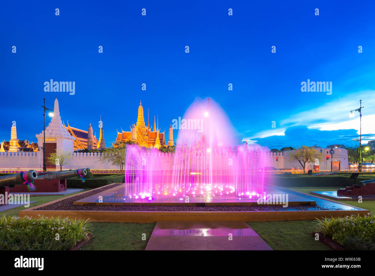 Brunnen Tanz Show vor Wat Phra Kaew, Tempel des Emerald Buddha in Bangkok, Thailand. Stockfoto
