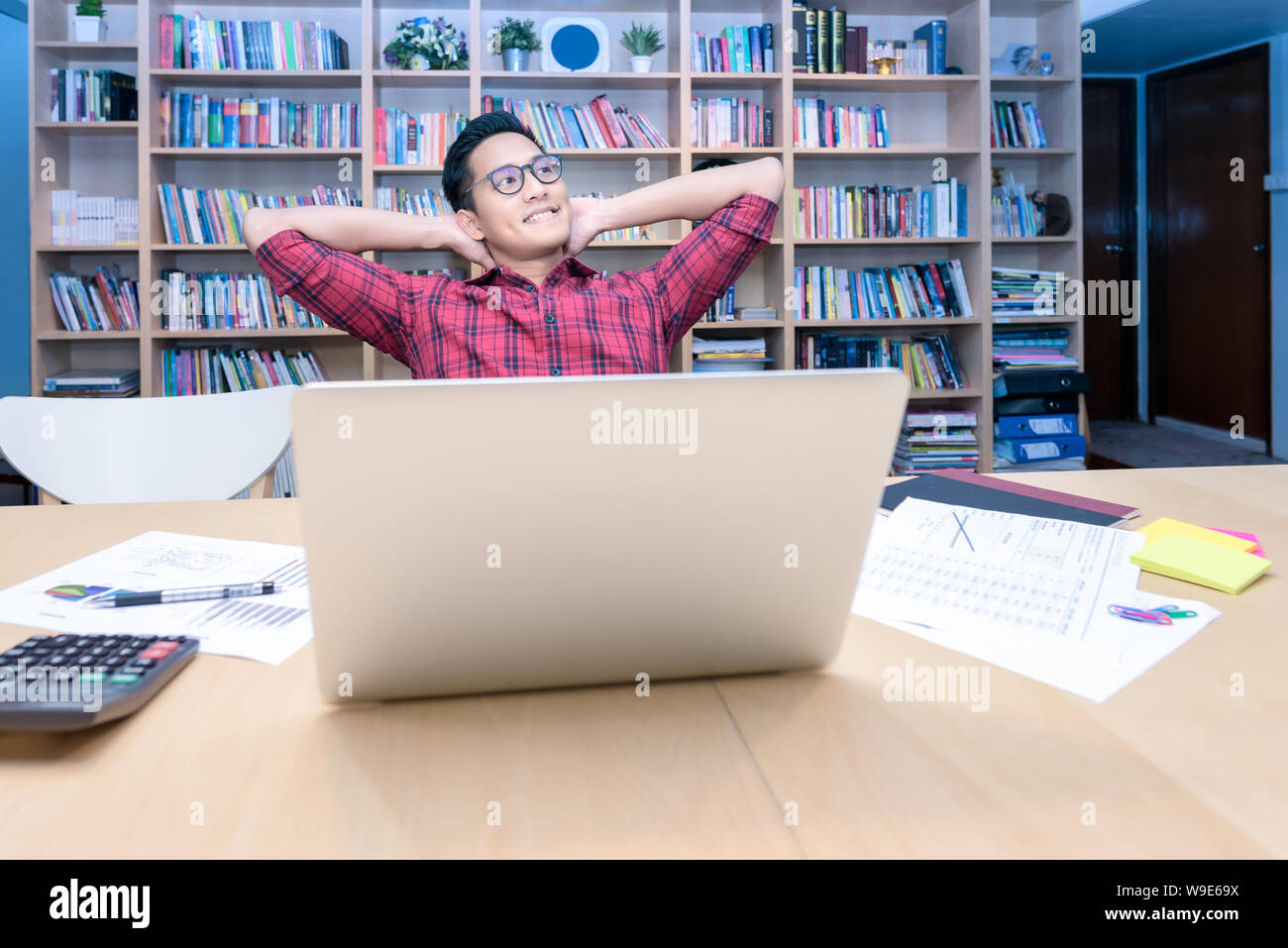 Junge asiatische Geschäft Freiberufler Entspannen und Denken für neue Ideen für Business paln bei Co Arbeitsbereich Büro. Stockfoto