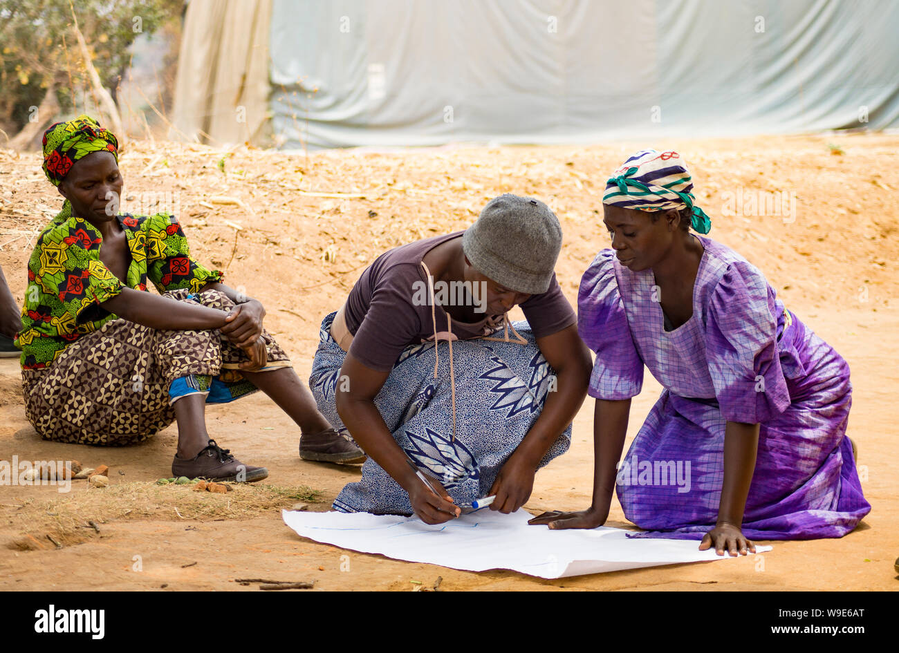 Frauen Bauern in der Nähe von Kasama, Sambia, engagieren in partizipative Forschung auf Lebensunterhalt Sicherheit Stockfoto