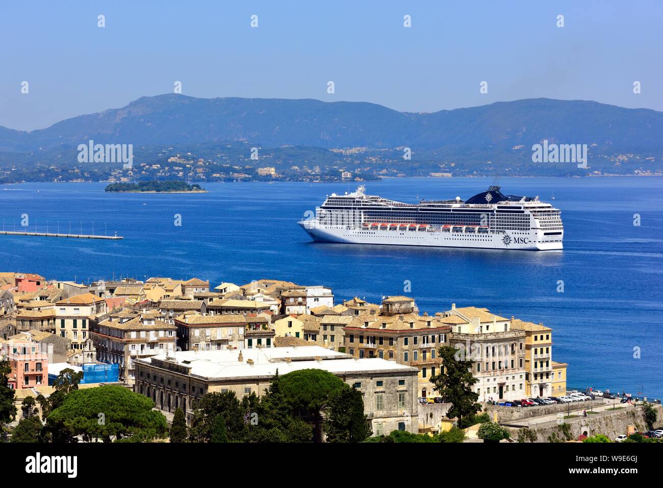 Kreuzfahrtschiff MSC Magnifica, Position für den Hafen von Korfu im Ionischen Meer, Ionische Inseln, Griechenland Stockfoto