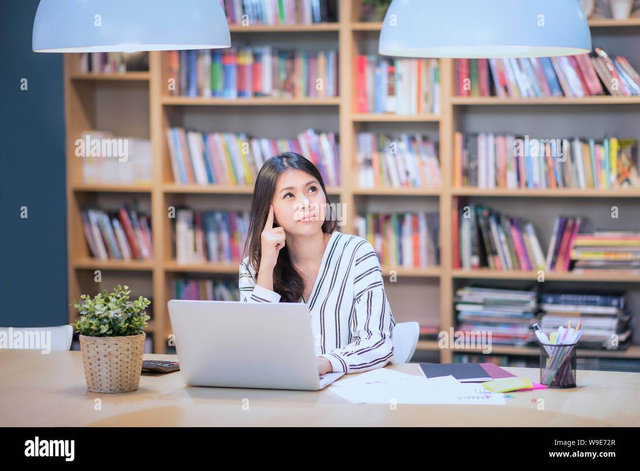 Junge Unternehmen Freelancer arbeiten an Smart Computer beim Denken für neue Ideen bei Co Arbeitsbereich Büro. Stockfoto