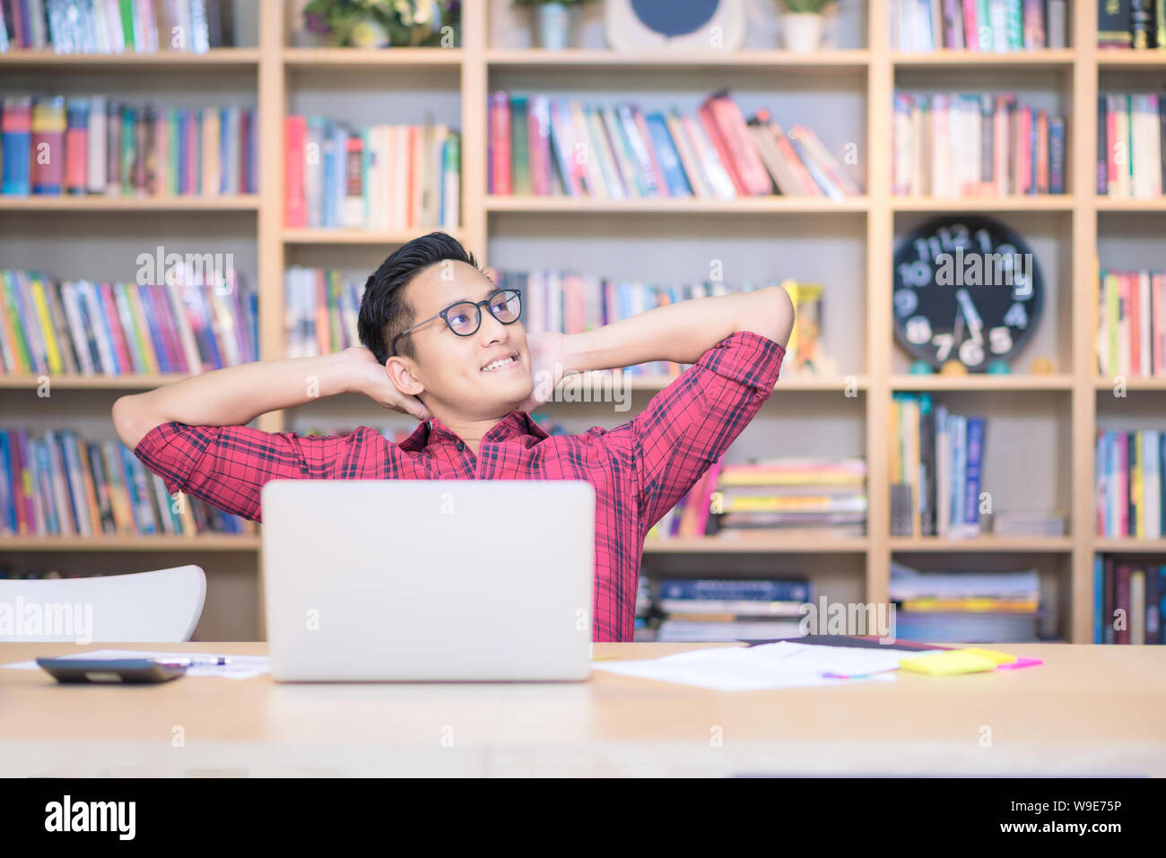 Junge Unternehmen Freelancer arbeiten an Smart Computer beim Denken für neue Ideen bei Co Arbeitsbereich Büro. Stockfoto