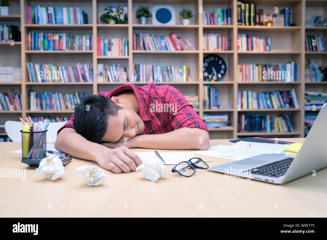Junge Unternehmer zu schlafen nach der Arbeit Stress, neue Geschäftsideen zu Hause Büro zu finden. Stockfoto