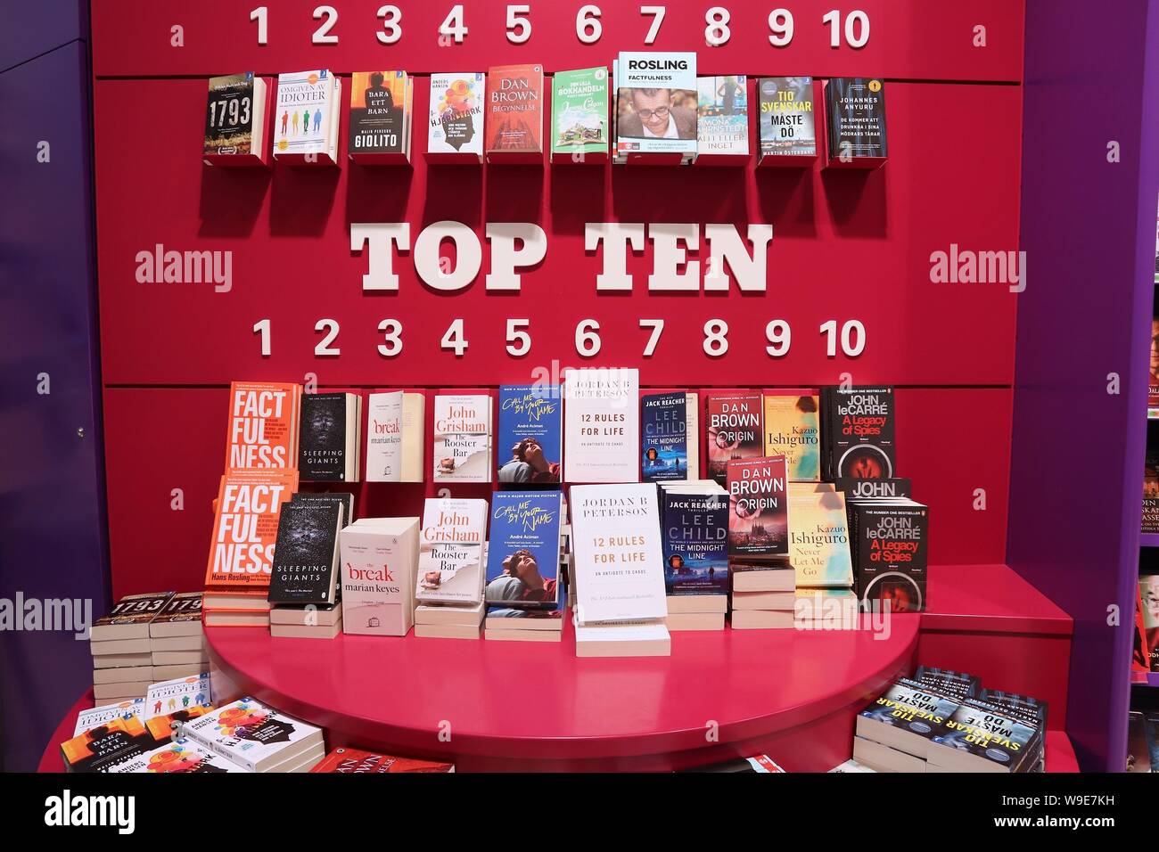 Göteborg, Schweden - 28. AUGUST 2018: Buch Bestseller an einer Buchhandlung in Göteborg Landvetter Flughafen in Schweden. Stockfoto