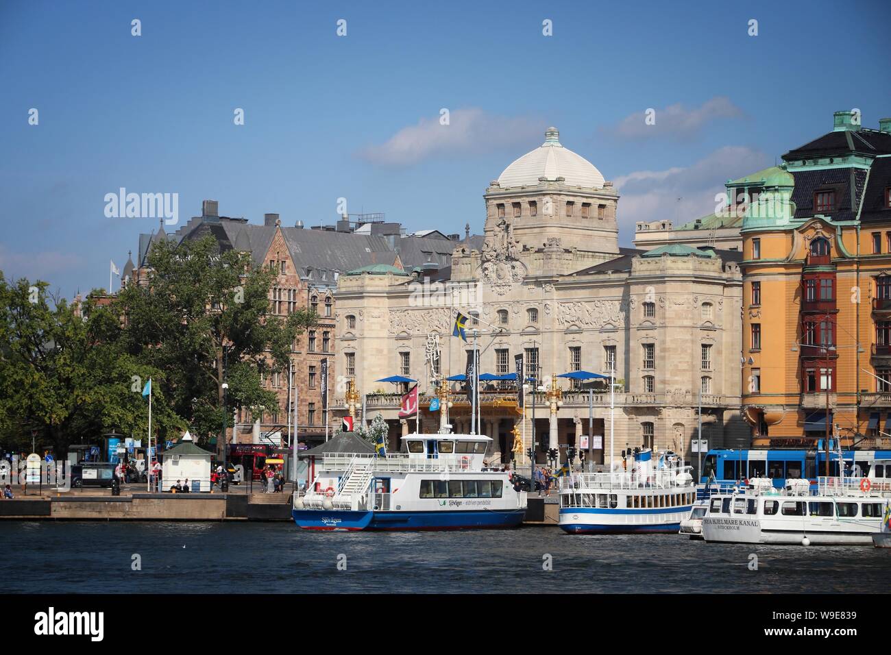 STOCKHOLM, Schweden - 24. AUGUST 2018: Stadtbild mit Königliche Dramatische Theater (Dramaten) in Stockholm, Schweden. Stockholm ist die Hauptstadt und die meisten Pop Stockfoto
