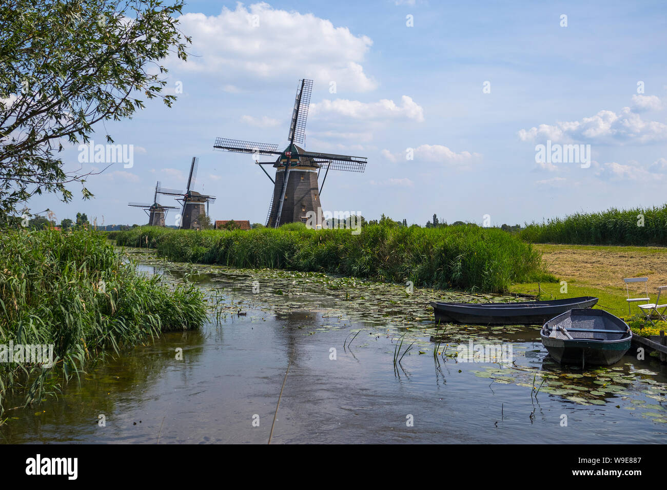 Leidschendam, Niederlande - 24 Juni 2019: Molendriegang, drei Windmühlen, in der Gegend von Leidschendam Stockfoto