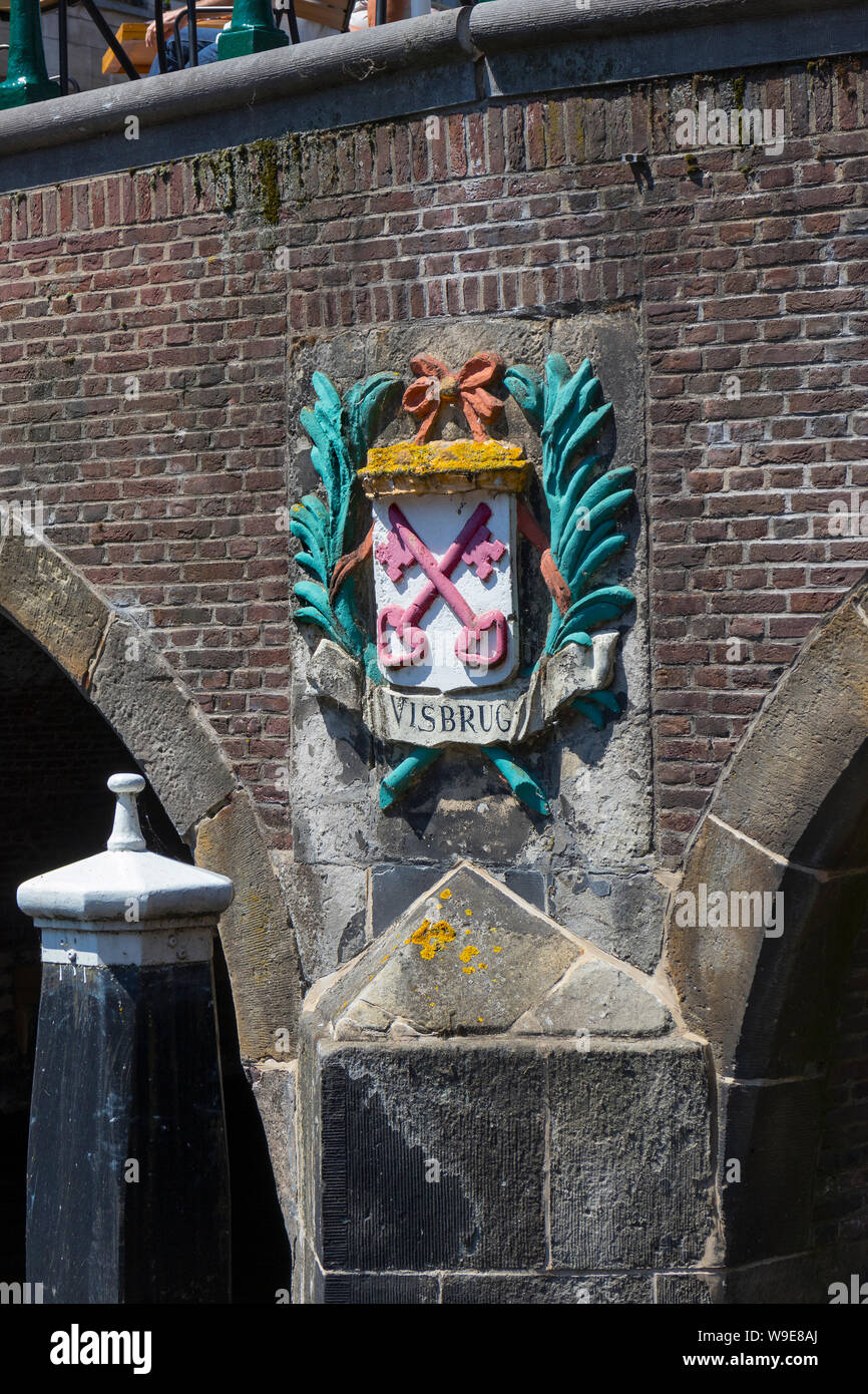 Leiden, Holland - Juli 05, 2019: Wappen der Stadt Leiden, zwei Schlüssel in die Brücke die Visbrug Stockfoto