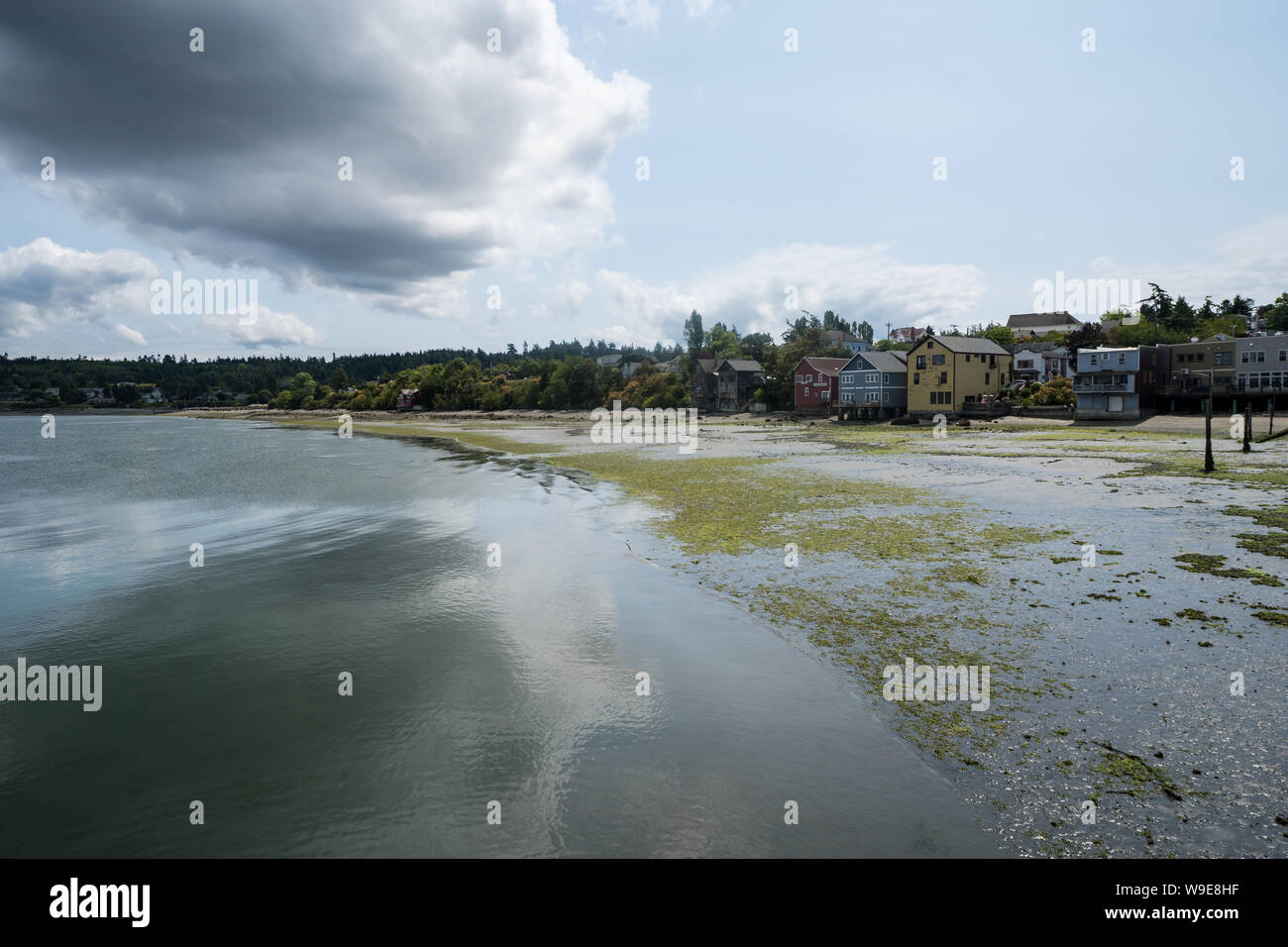 Coupeville, Washington - 9. Juli 2019: Shoreline mit Häusern auf Whidbey Island bei Ebbe auf dem Puget Sound Stockfoto