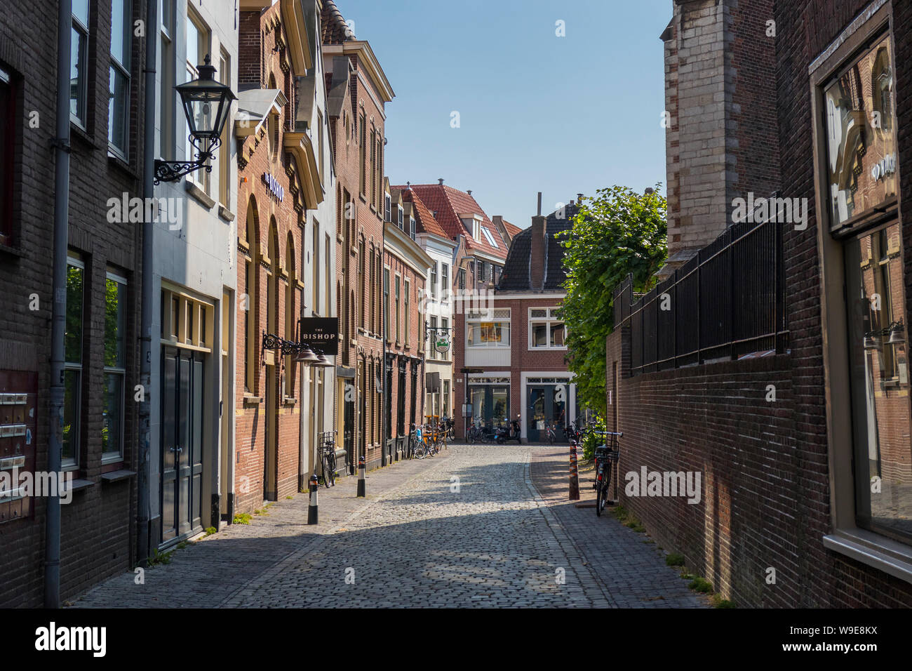 Leiden, Holland - Juli 11, 2019: Kleine Gasse mit alten Pflastersteinen im Zentrum von Leiden Stockfoto