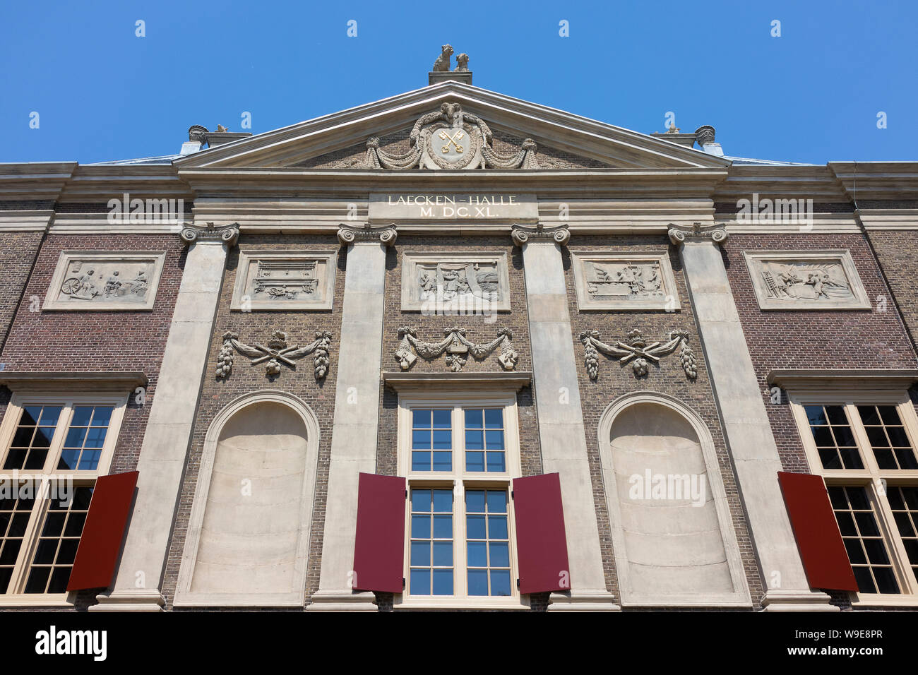 Leiden, Holland - Juli 26, 2019: Historische Fassade der Stadt Museum für Geschichte und Kunst de Lakenhal Stockfoto