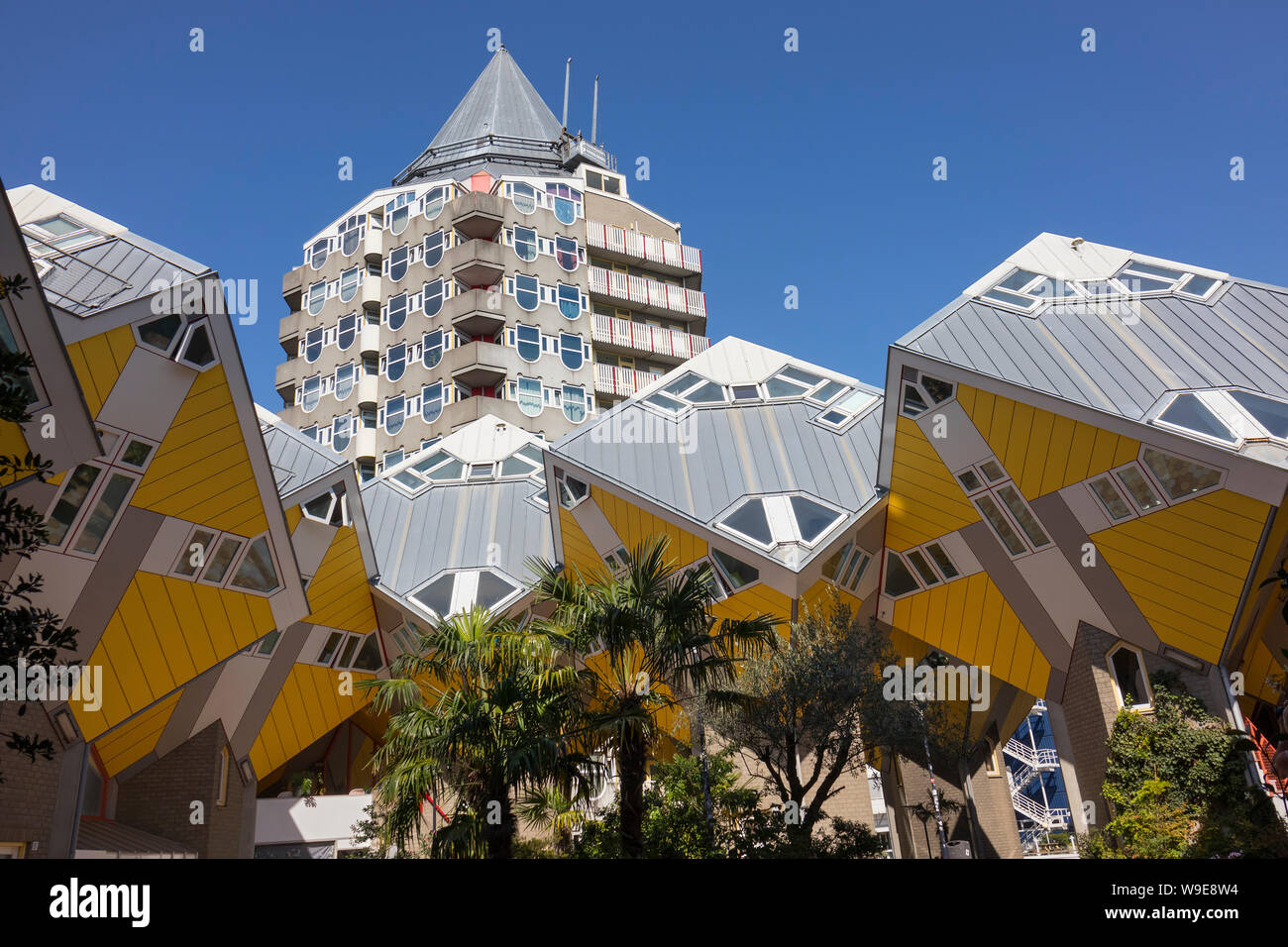 Rotterdam, Holland - Juli 30, 2019: Innovative cube Häuser in Rotterdam und Blaaktower, genannt der Bleistift, entworfen vom Architekten Piet Blom Stockfoto