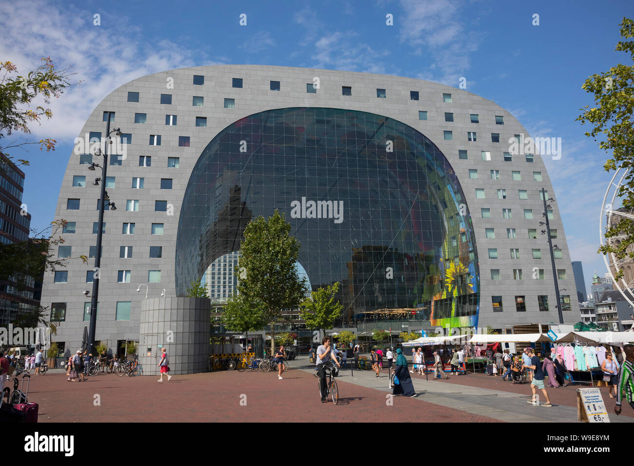 Rotterdam, Holland - Juli 30, 2019: Markthal Gebäude am Samstag mit dem lokalen Markt vor Stockfoto