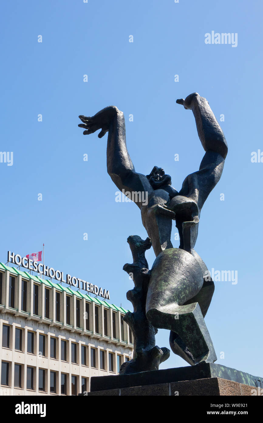 Rotterdam, Holland - Juli 30, 2019: Bronze memorial Skulptur die zerstörte Stadt von Bildhauer Ossip Zadkine auf Plein 1940 Stockfoto