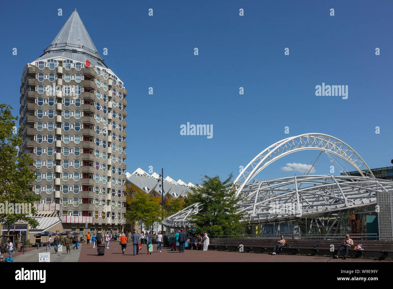 Rotterdam, Holland - Juli 30, 2019: Blaaktower, der Bleistift, der von dem Architekten Piet Blom und der blaak Bahnhof entwickelt, genannt Stockfoto