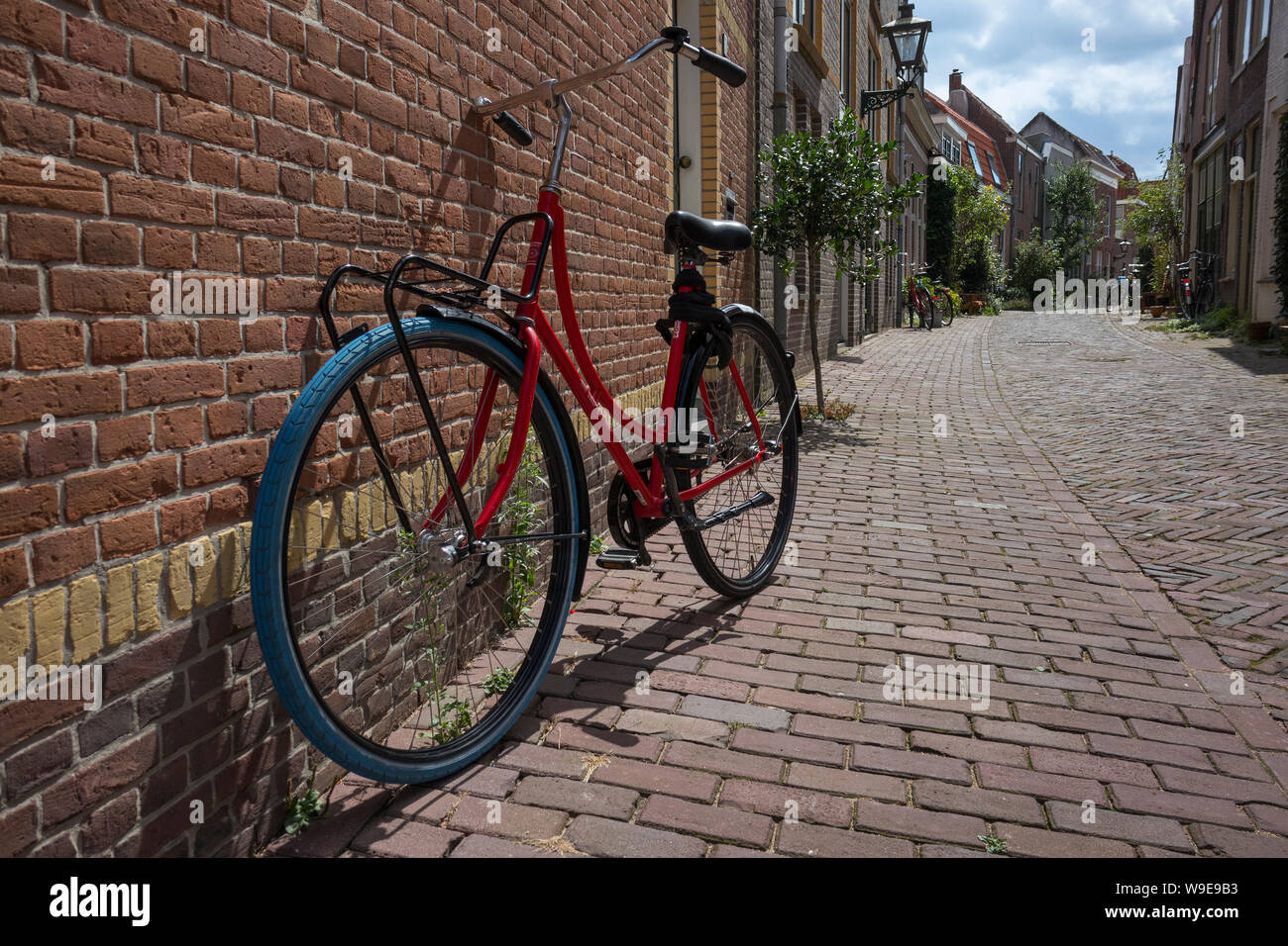 Leiden, Niederlande - 10 August, 2019: Bunte Fahrrad in einer historischen Gasse im Zentrum von Leiden Stockfoto