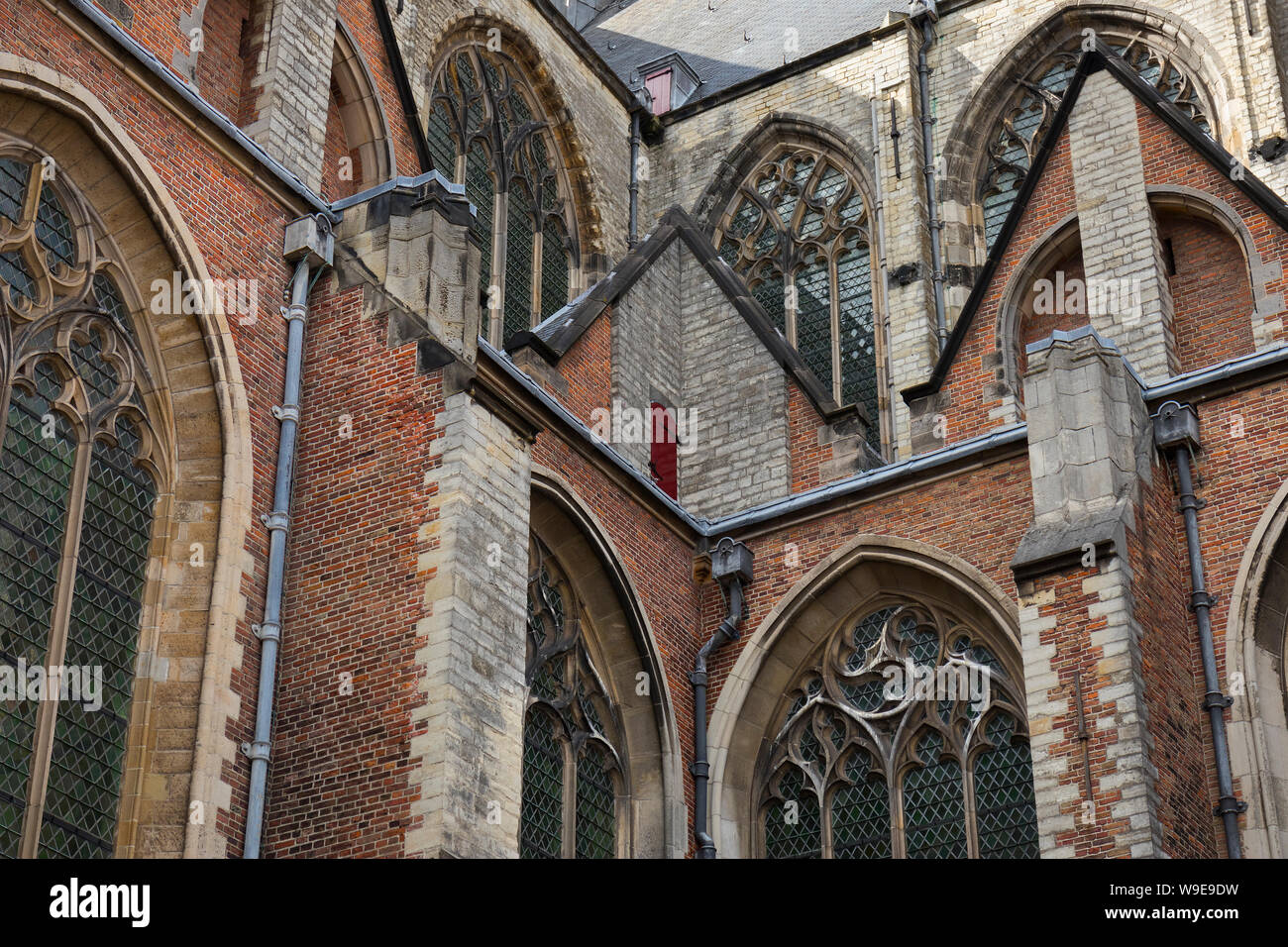 Leiden, Niederlande - 10 August 2019: Architektur, Form und Glasfenster des Hooglandse kerk im Zentrum von Leiden Stockfoto