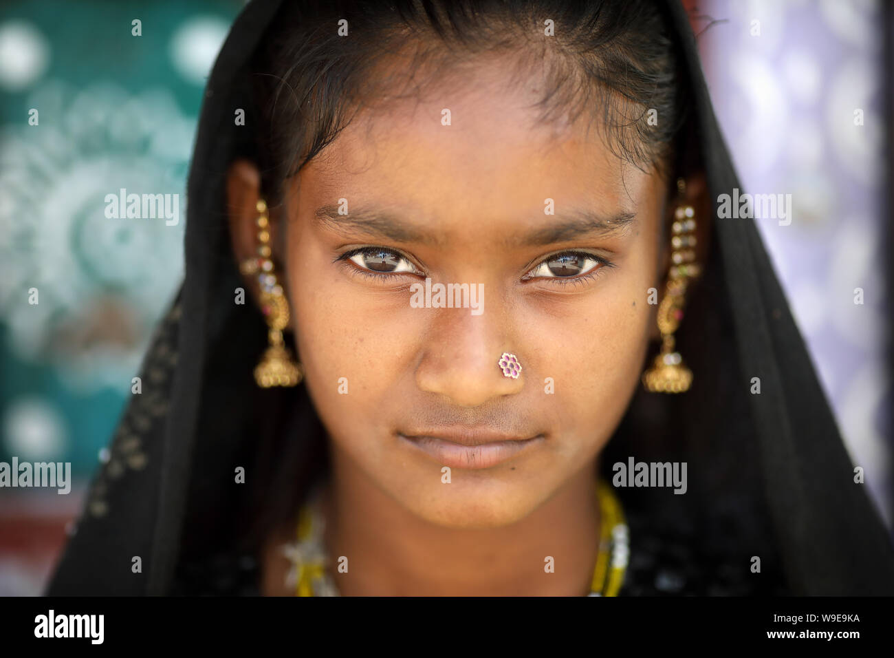 Junge tribal Frau in einem ländlichen Dorf im Bezirk von Kutch, Gujarat. Die Region Kutch ist bekannt für seine Stammesleben und traditionelle Kultur bekannt. Stockfoto