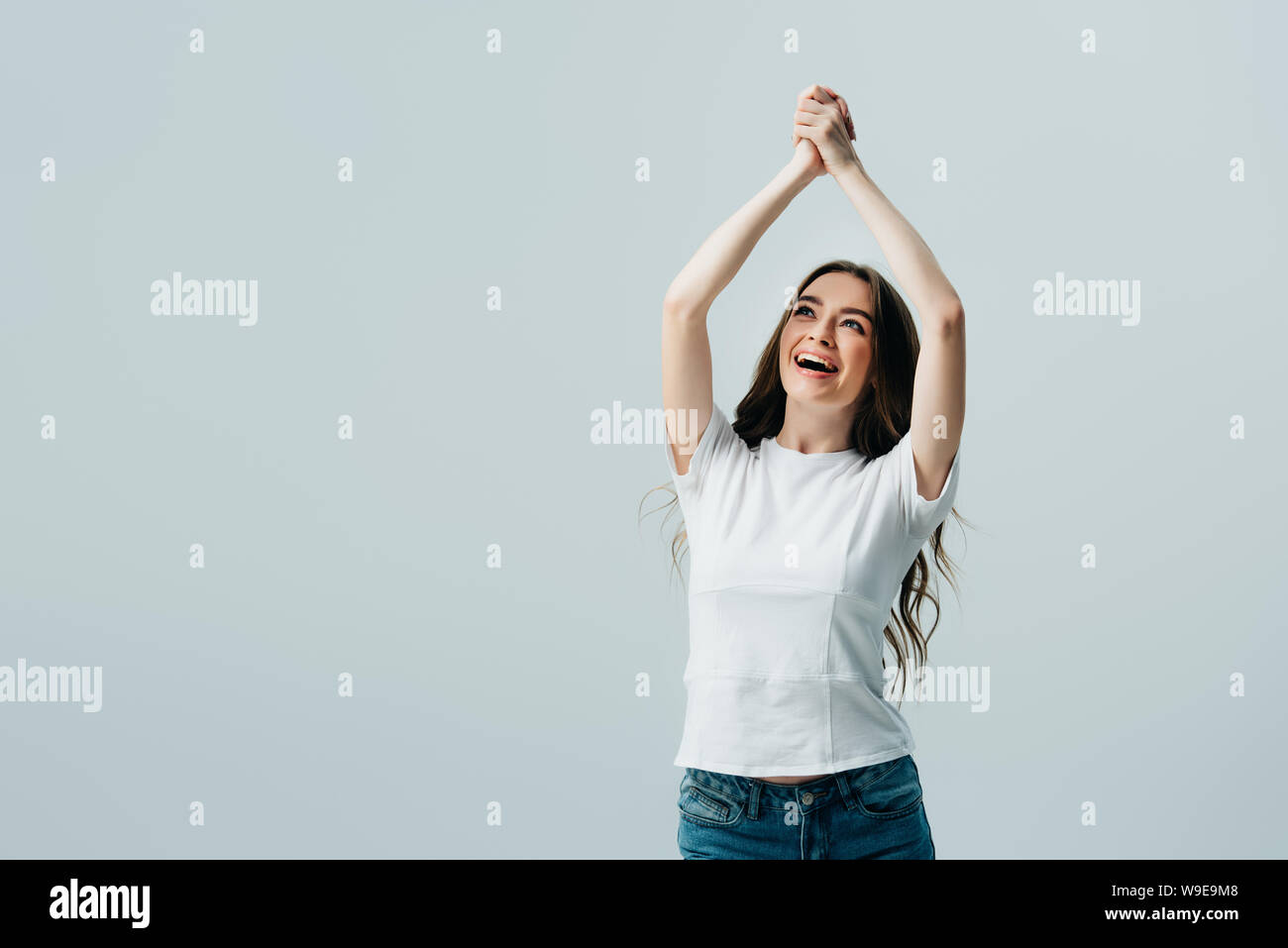 Gerne schöne Mädchen im weißen T-Shirt mit betenden Händen isoliert auf  Grau Stockfotografie - Alamy