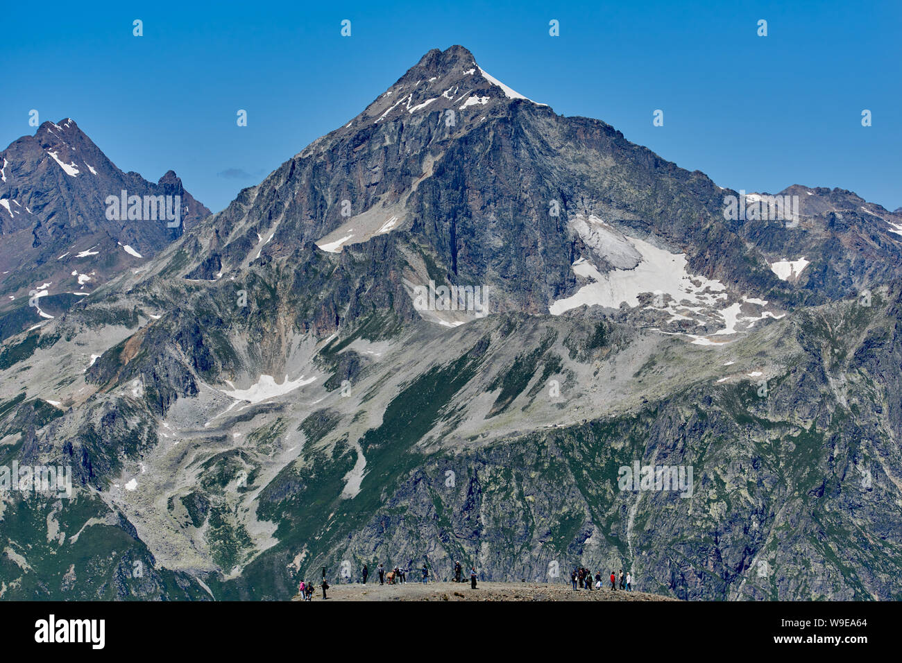 Menschen vor dem Hintergrund einer Bergkette. Dombay, Nordkaukasus, Russland Stockfoto