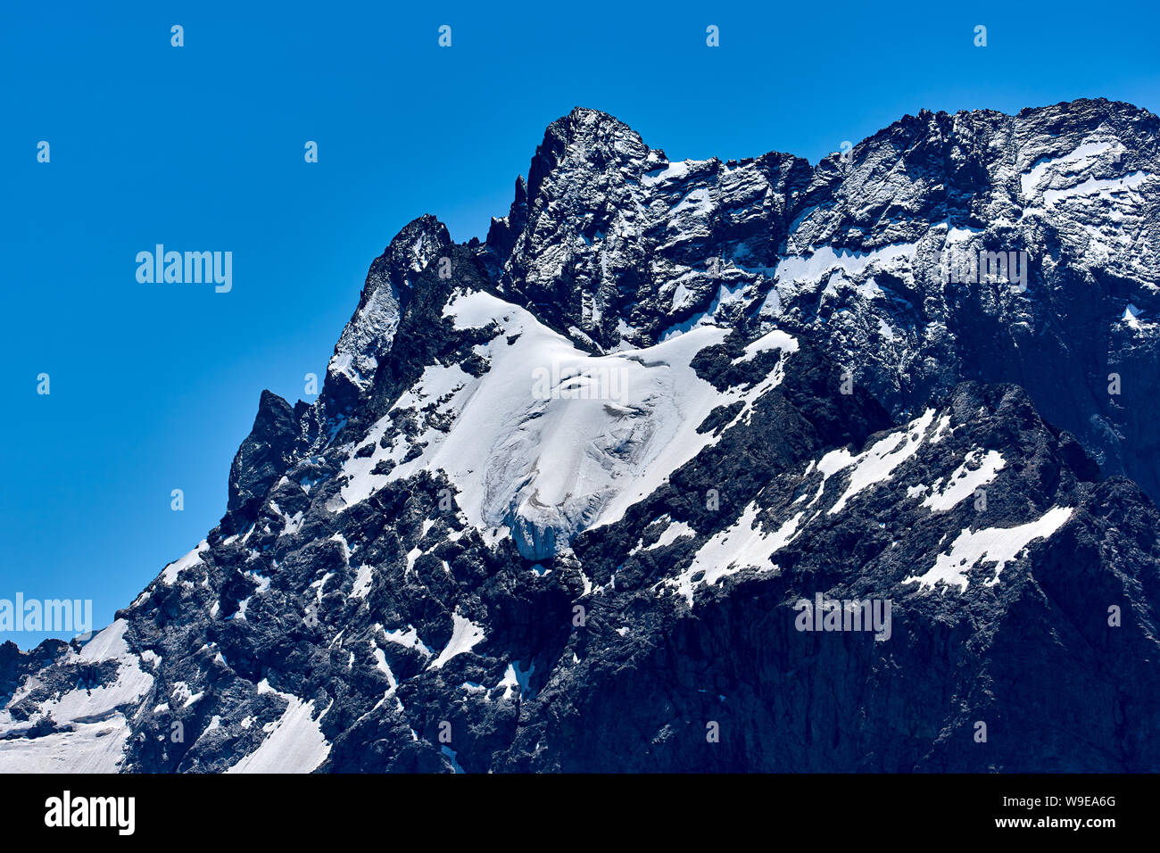 Berg in Schwarz, bedeckt mit Gletscher und Schnee. Dombay, Nordkaukasus, Russland Stockfoto