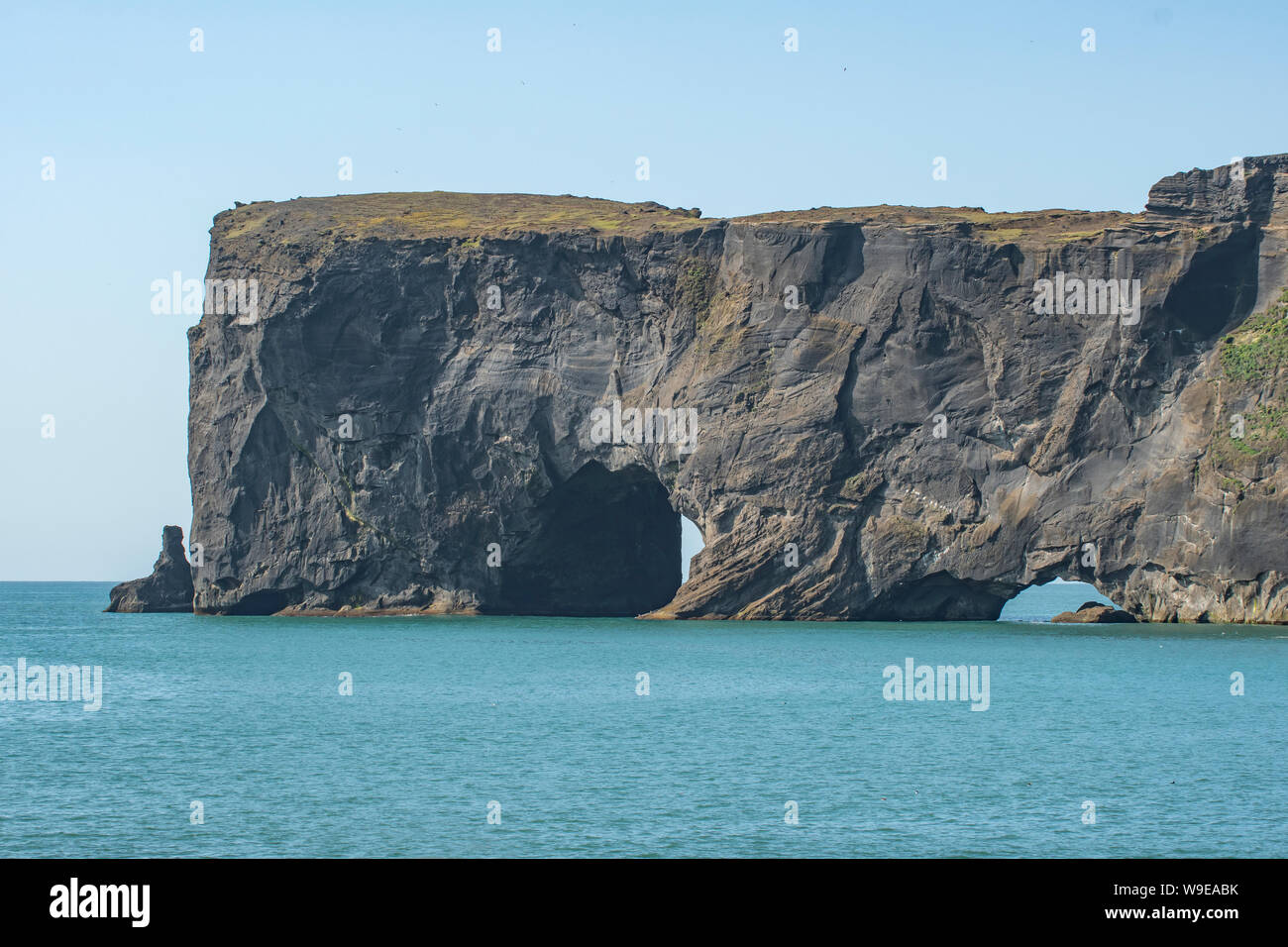 Klippen und Bögen an Dyrhoelay, in der Nähe von Vik, Island Stockfoto