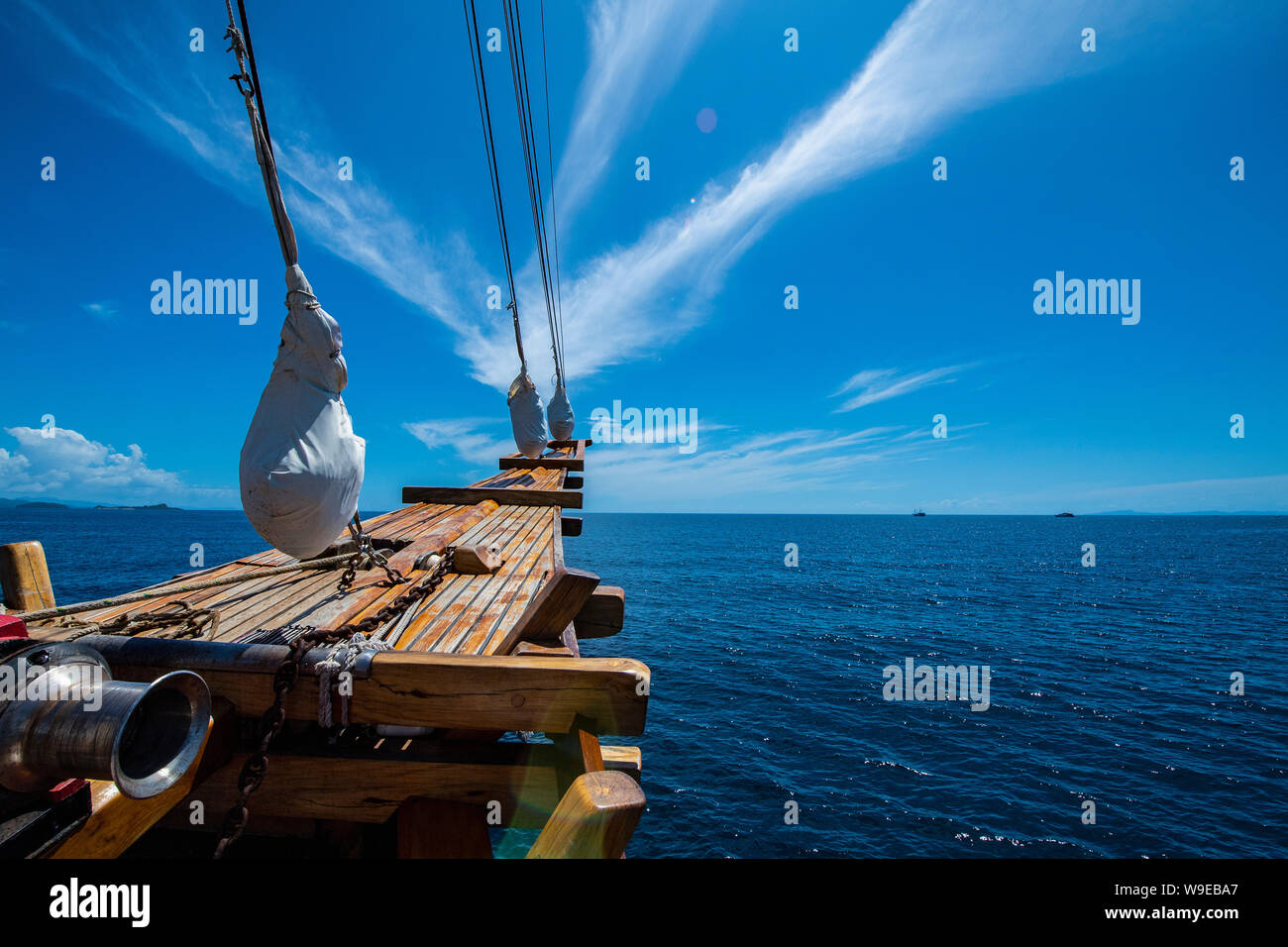 Der Bogen der hölzernen Segelboot auf Raja Ampat/Indonesien Stockfoto