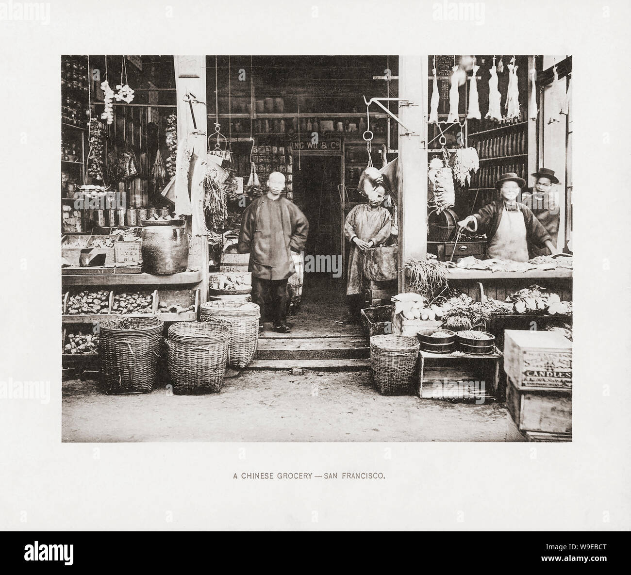 Ein chinesischer Lebensmittelladen in San Francisco, Kalifornien, USA, im späten 19. Jahrhundert. Aus dem Buch, die Vereinigten Staaten von Amerika - 100 Albertype Illustrationen aus den letzten negativen der Bekanntesten Szenen unseres Landes, veröffentlicht 1893. Stockfoto