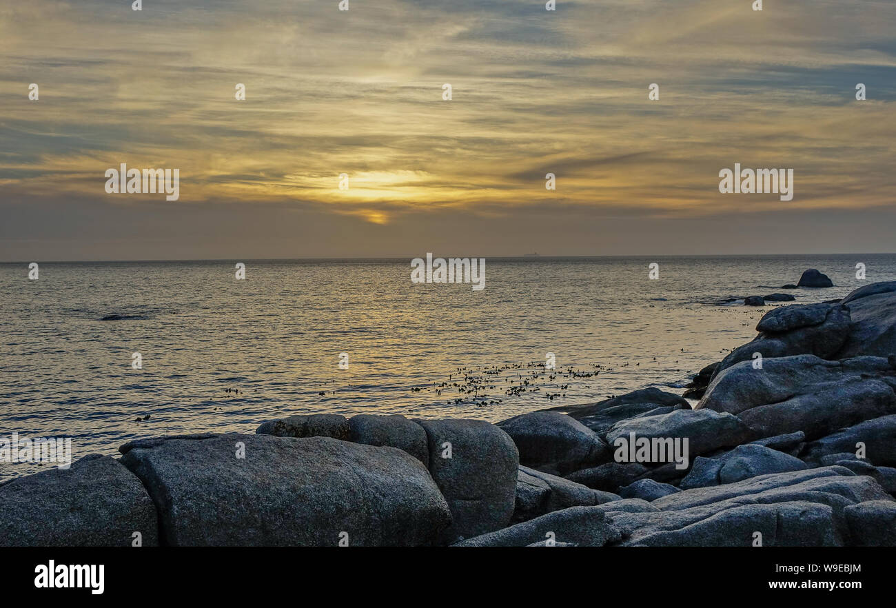 Camps Bay, Cape Town, Südafrika - 12. November 2017: Sonnenuntergang am Strand von Camps Bay, in der Nähe von Kapstadt Stockfoto