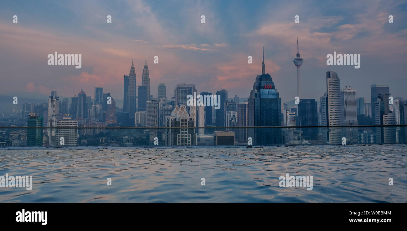 Kuala Lumpur, Malaysia - 16. März 2018: Stadtbild von Kuala Lumpur Skyline der Stadt mit dem Hotel einen Pool auf der Dachterrasse bei Sonnenuntergang Stockfoto