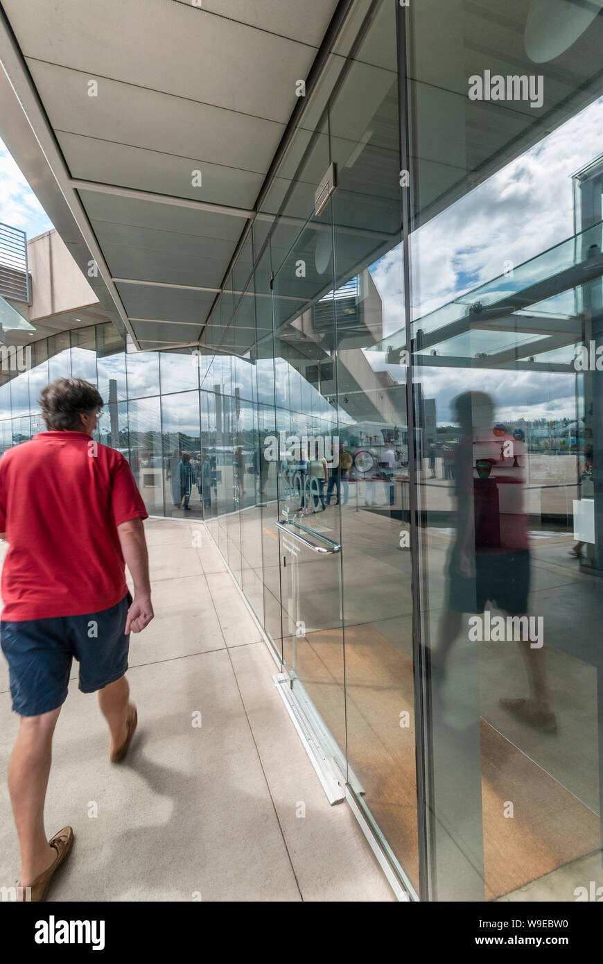 Museum für Glas Campus in Tacoma, Washington, zeigt das Museum Storefront als Mann Spaziergänge durch. Stockfoto