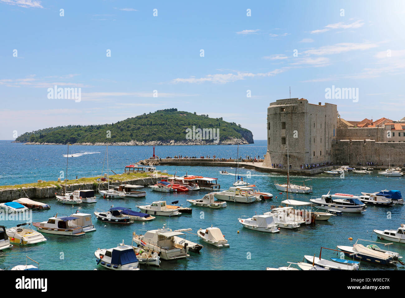 Schöner Panoramablick auf den alten Hafen von Dubrovnik mit Insel Lokrum, Kroatien, Europa Stockfoto