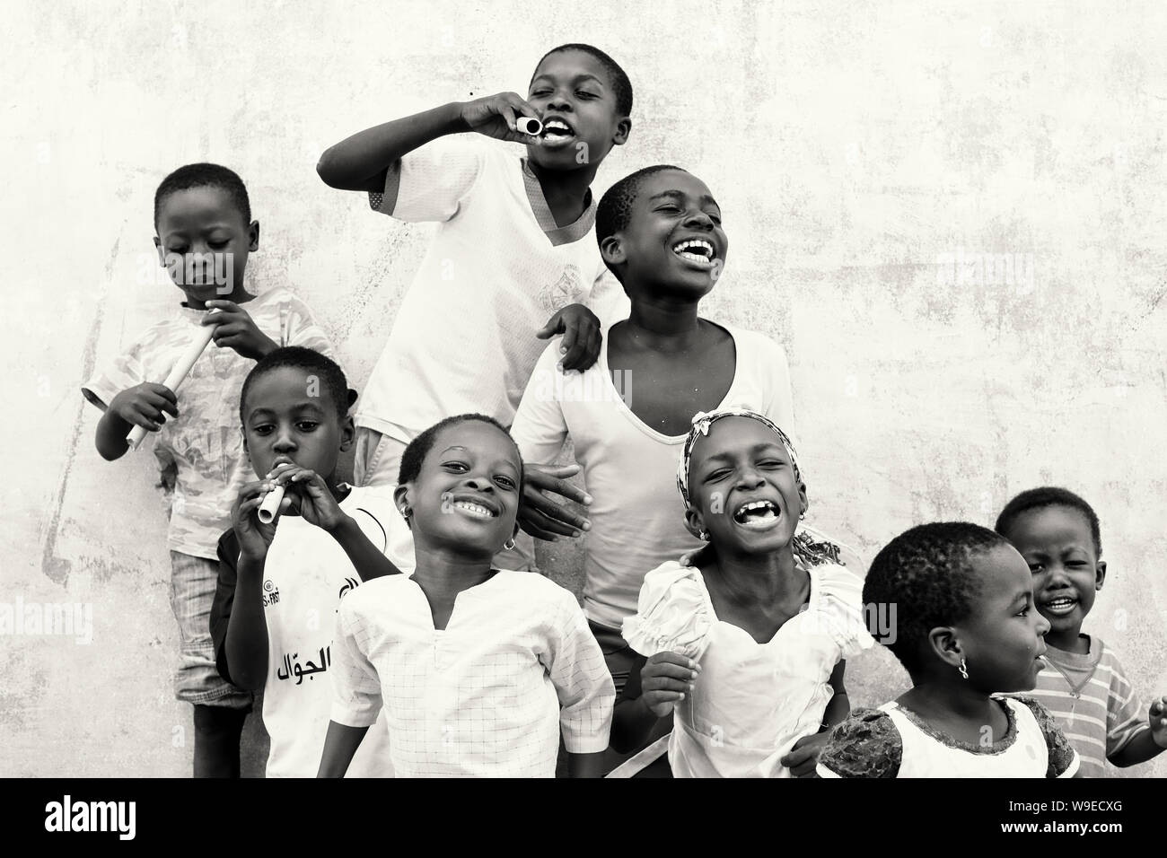 Junge happy singers Praxis einen traditionellen Tanz in den Straßen von Accra, Ghana Stockfoto
