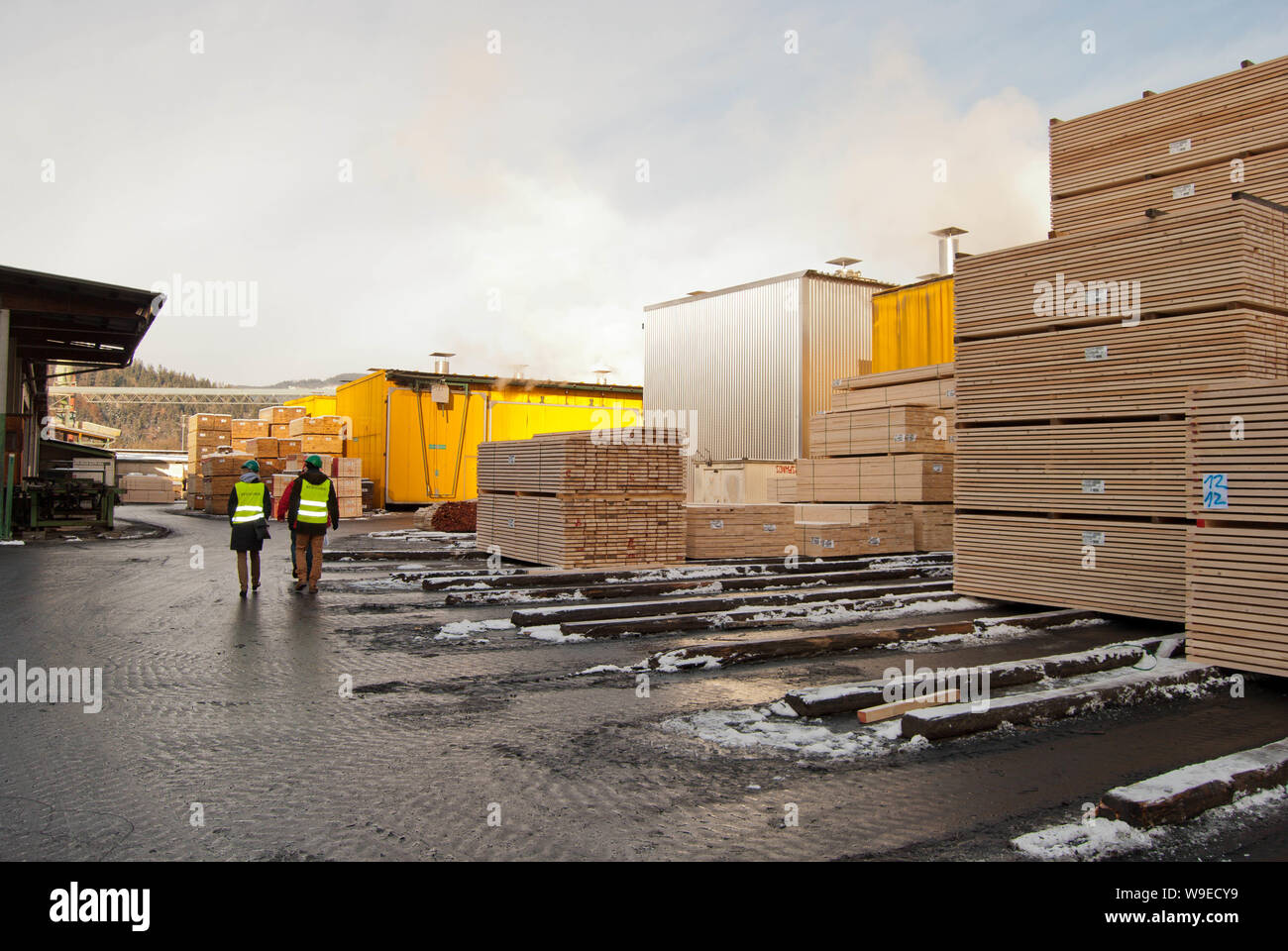 Holz Hof von einem großen Sägewerk, wo der Schnitt und sortiert Holz für den Einsatz in der Bauindustrie getrocknet ist. Stockfoto