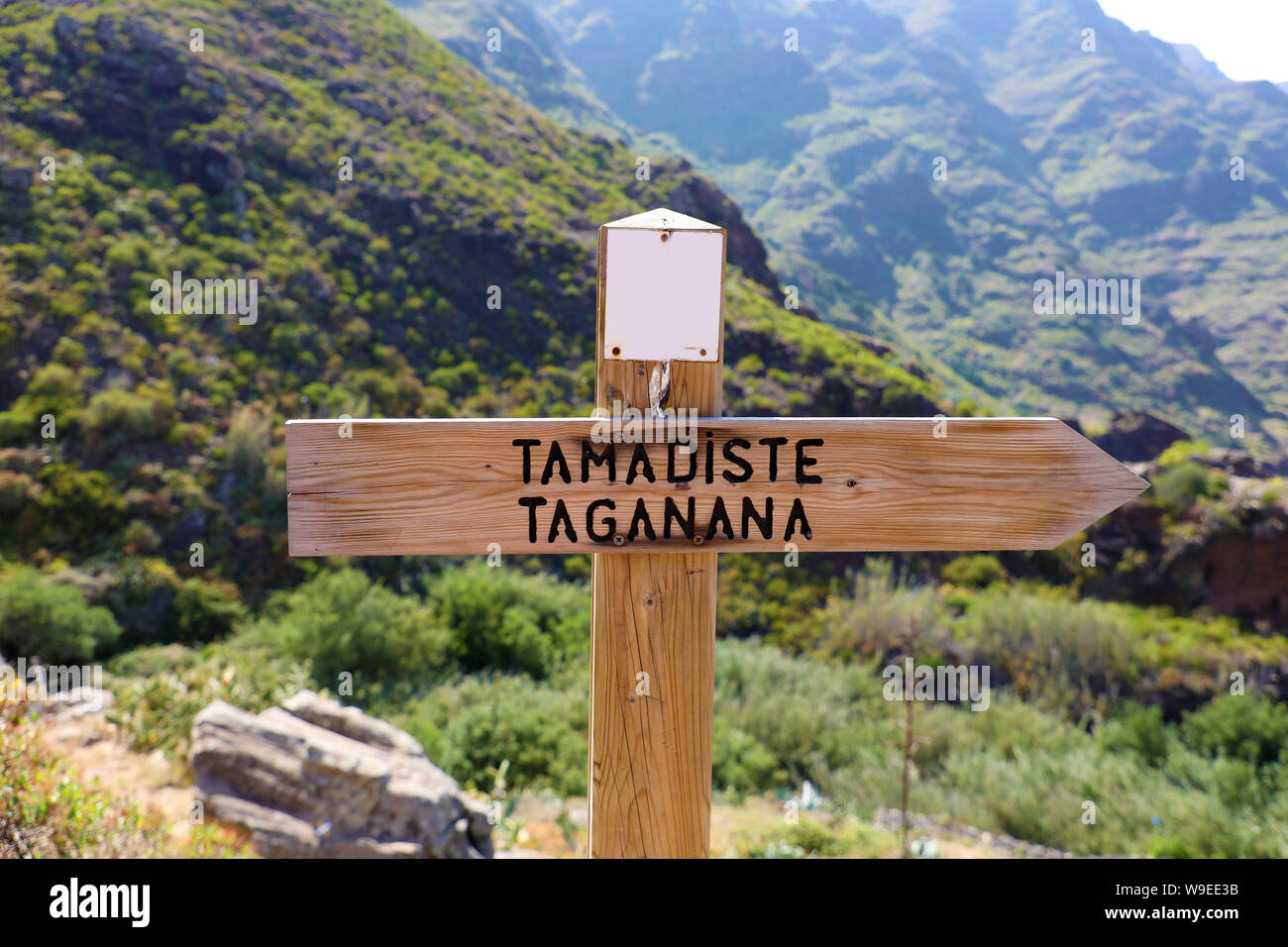 Direktionale Zeichen zu Küstenort Taganana und Tamadiste Strand, Teneriffa, Kanarische Inseln, Spanien. Natürliche trekking Tourismus Konzept. Stockfoto