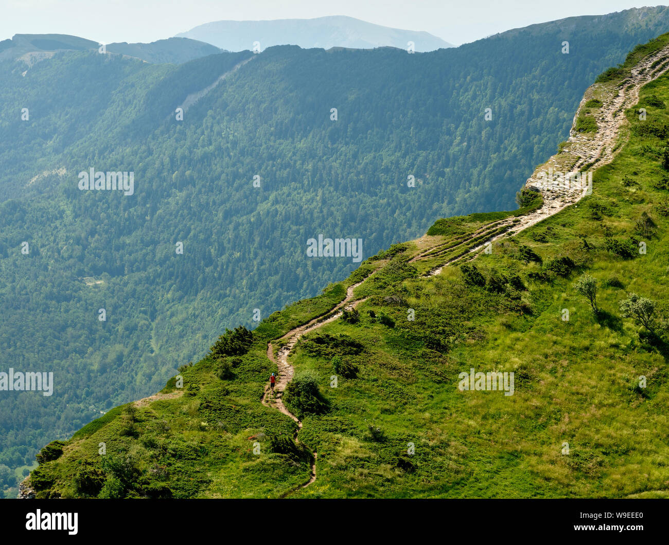 Ein solo Wanderer Spaziergänge an der Klippe Rand weg auf Les Trois Becs, in der Drome Region in Frankreich. Stockfoto